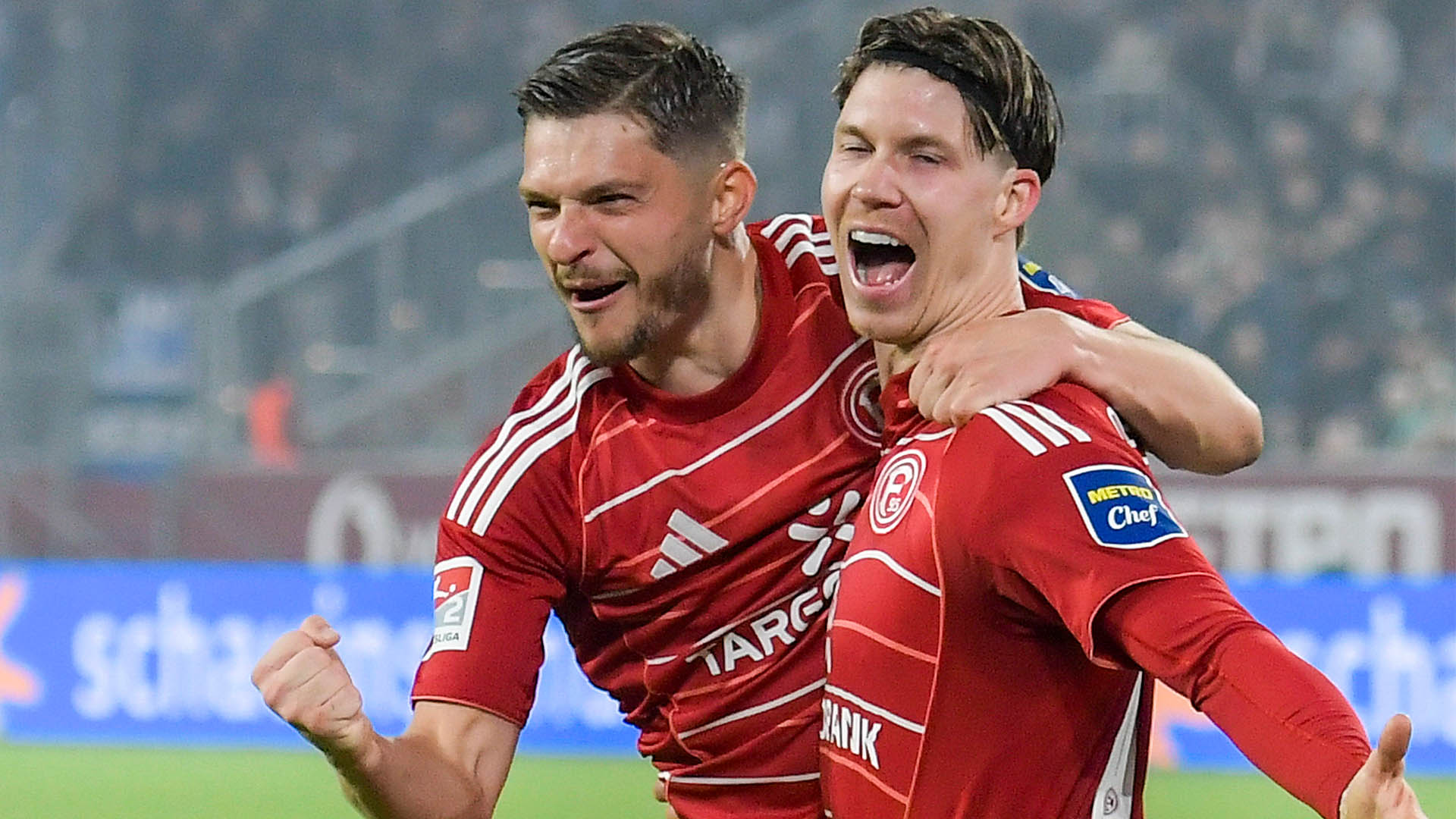 Florent Muslija (links) und Cedric Itten jubeln ekstatisch.