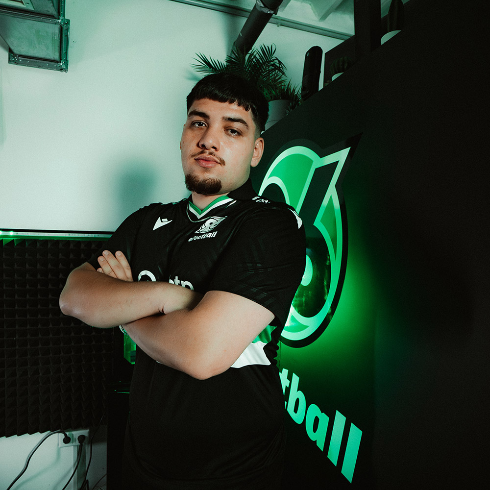 Musti mit verschränkten Armen.