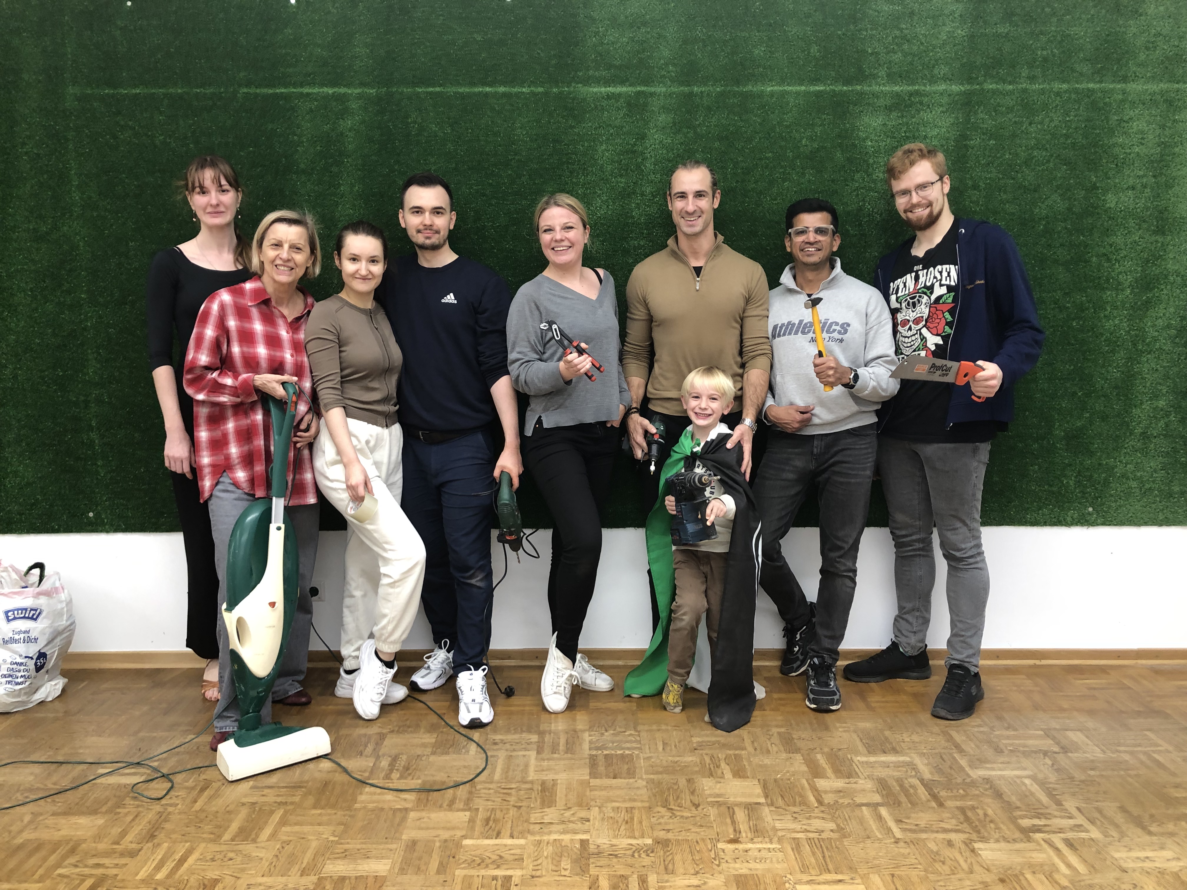 Eine Gruppe von Personen lächelt in die Kamera.