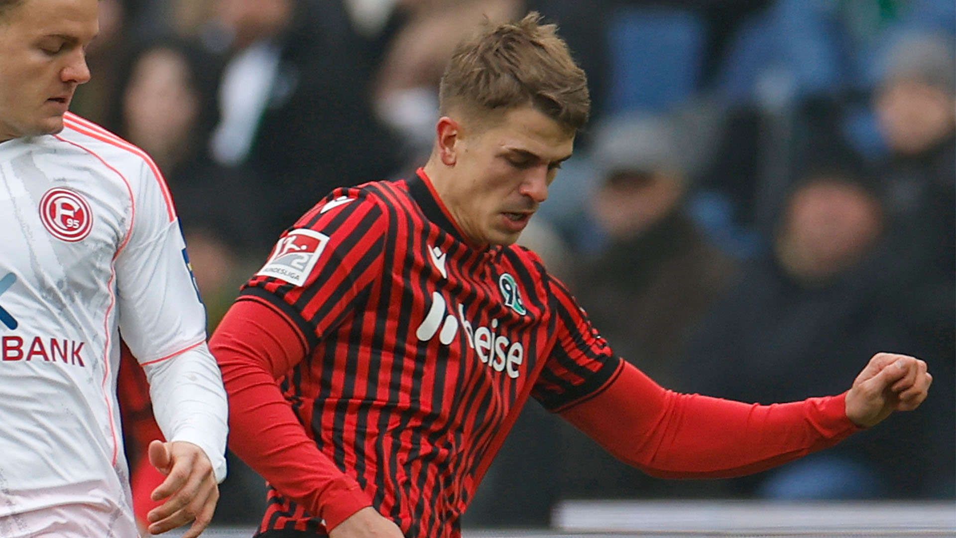 Nawrocki schirmt den Ball vor einem Düsseldorfer Verteidiger ab.