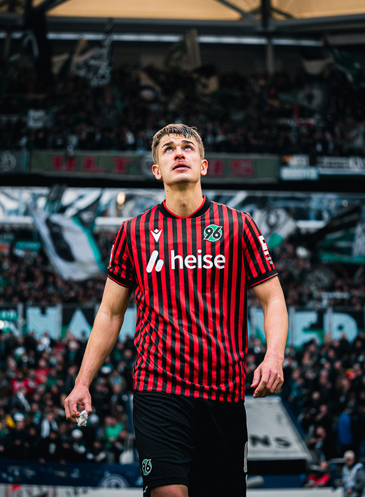 Nawrocki vor dem Auswärtsblock auf Schalke.