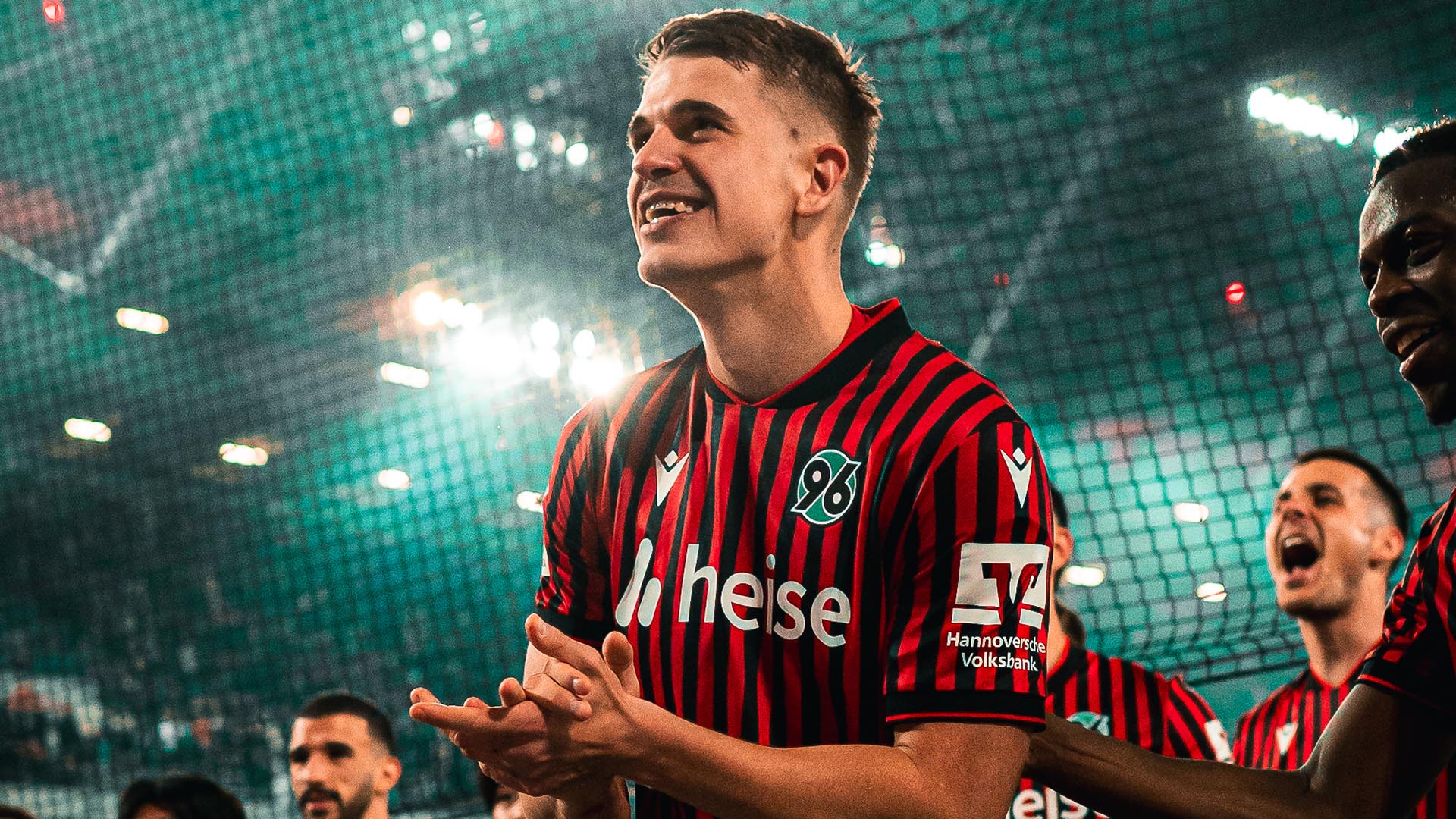 Fronansicht von Maik Nawrocki wie er in die Hände klatscht.