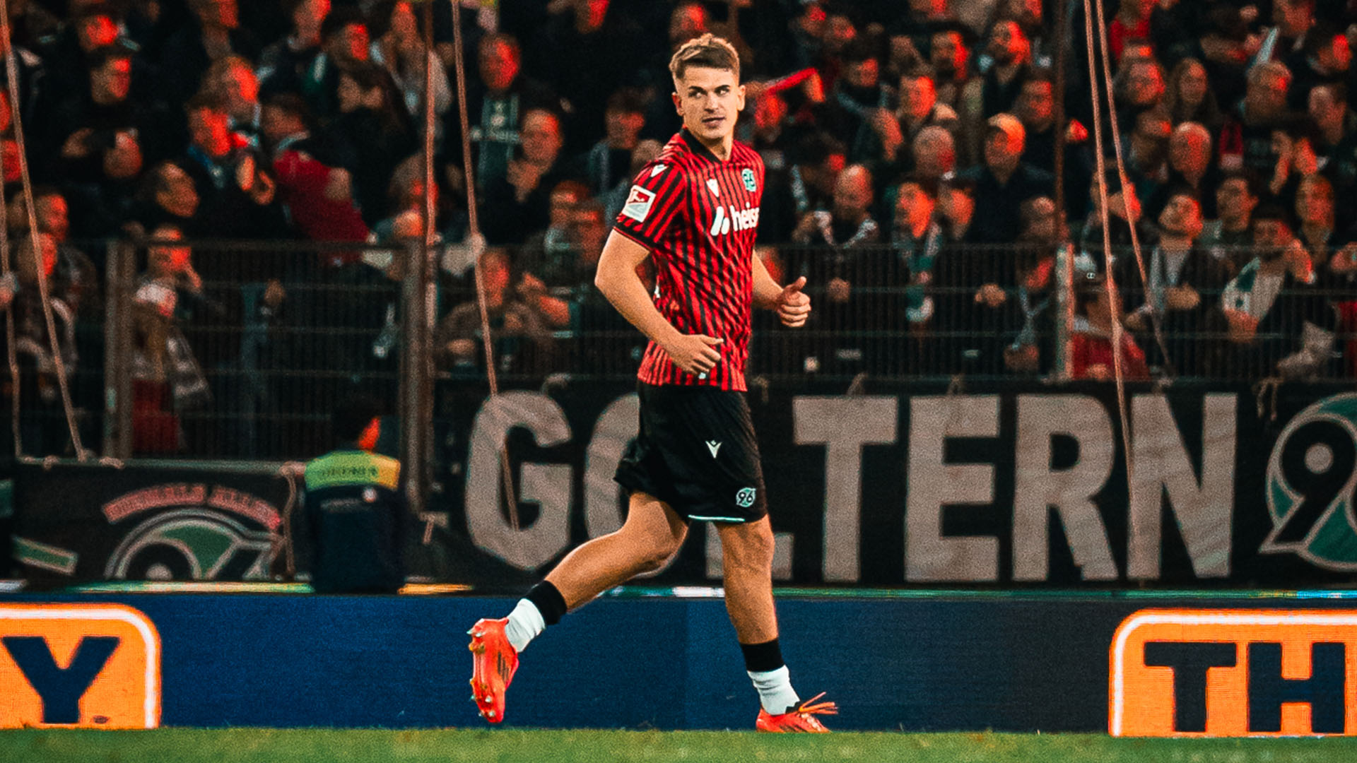 Maik Nawrocki auf dem Spielfeld im roten 96-Trikot.