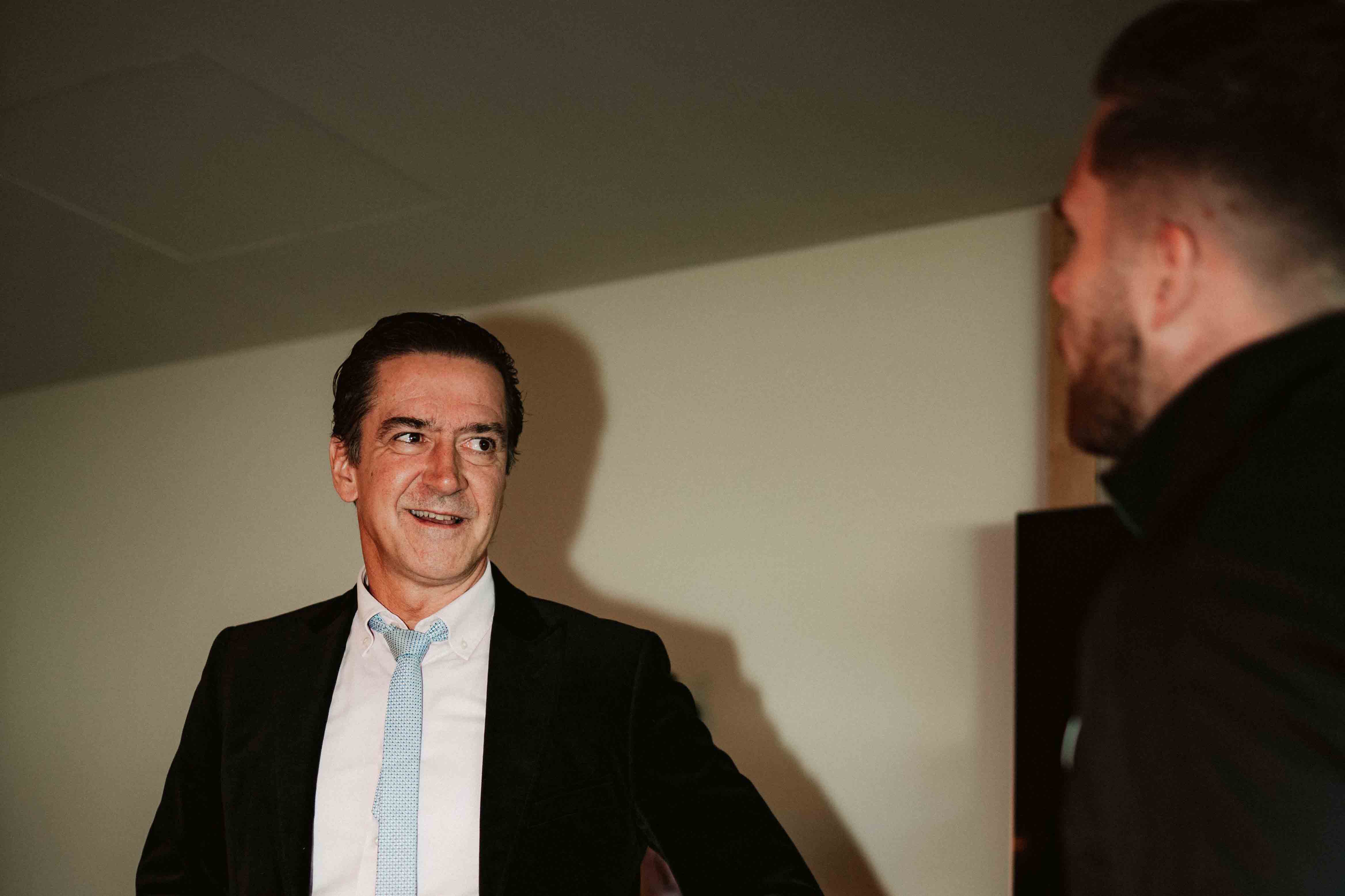 Sauer spricht mit Källman.