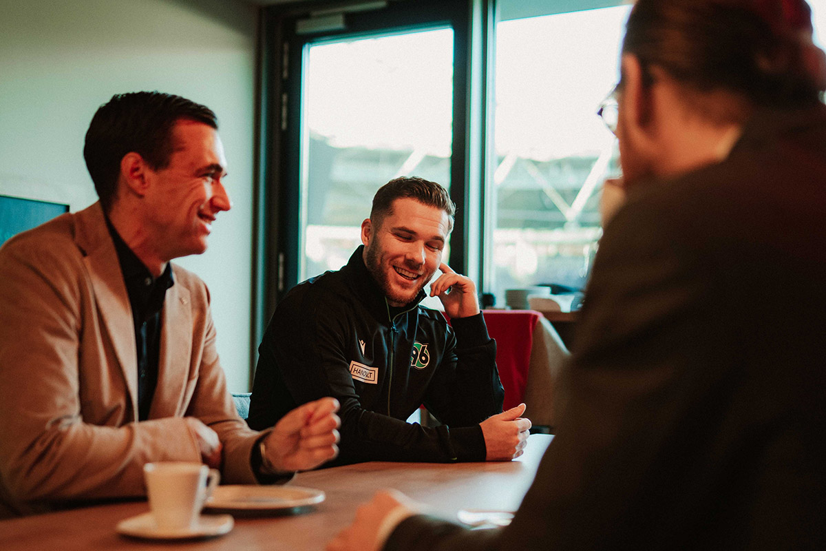 Källman, Sauer, Mann und Hirvonen sitzen in der Loge und unterhalten sich.