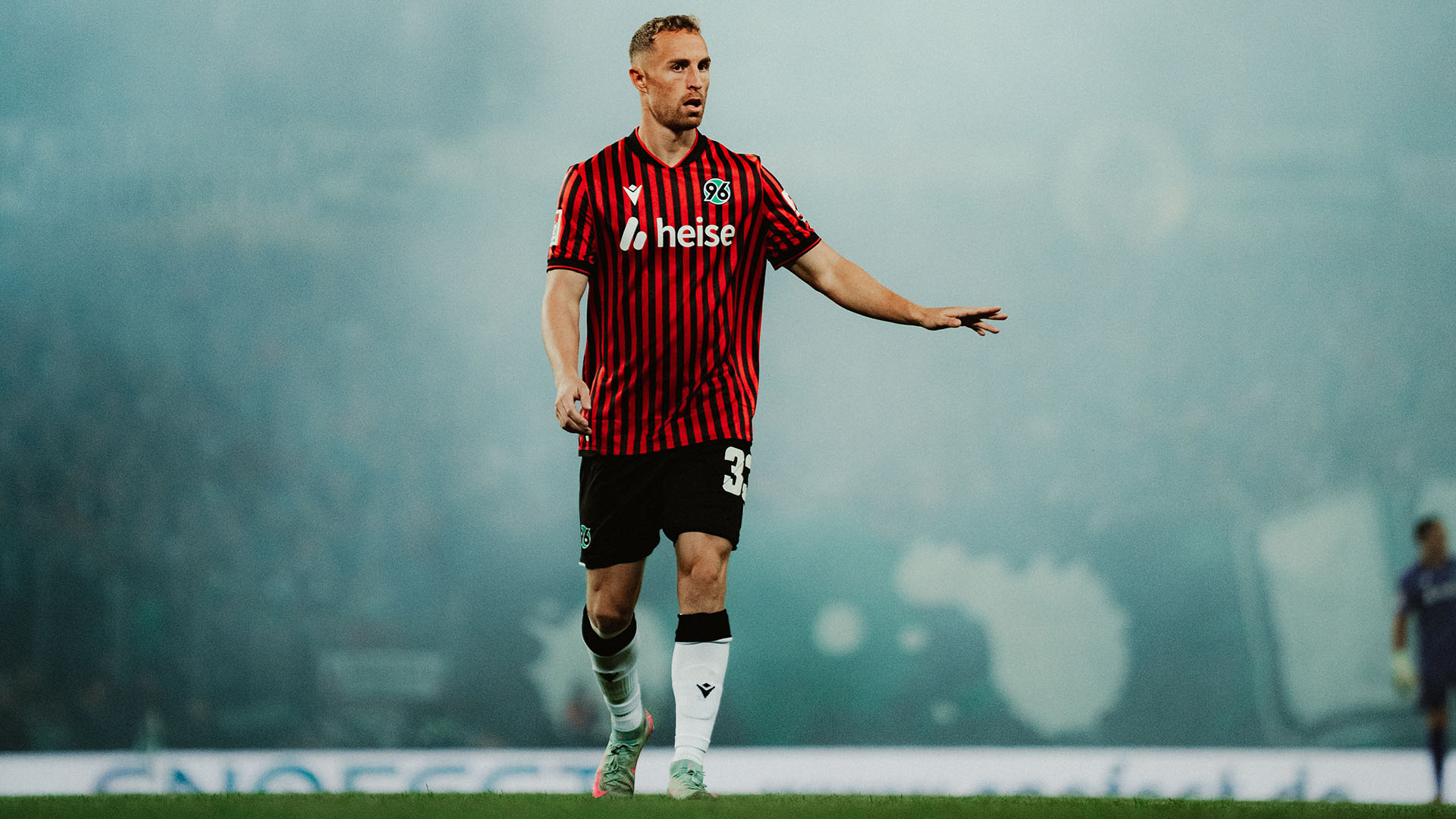 Maurice Neubauer in rotem Trikot gestikuliert.