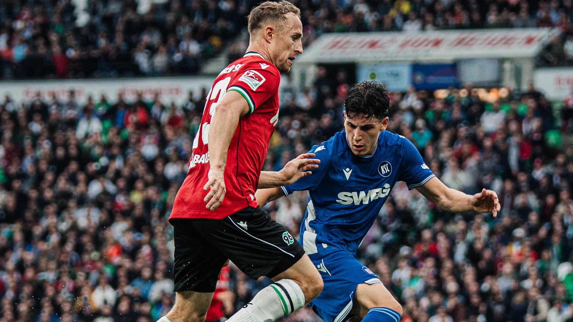 Maurice Neubauer im Zweikampf mit einem KSC-Spieler.