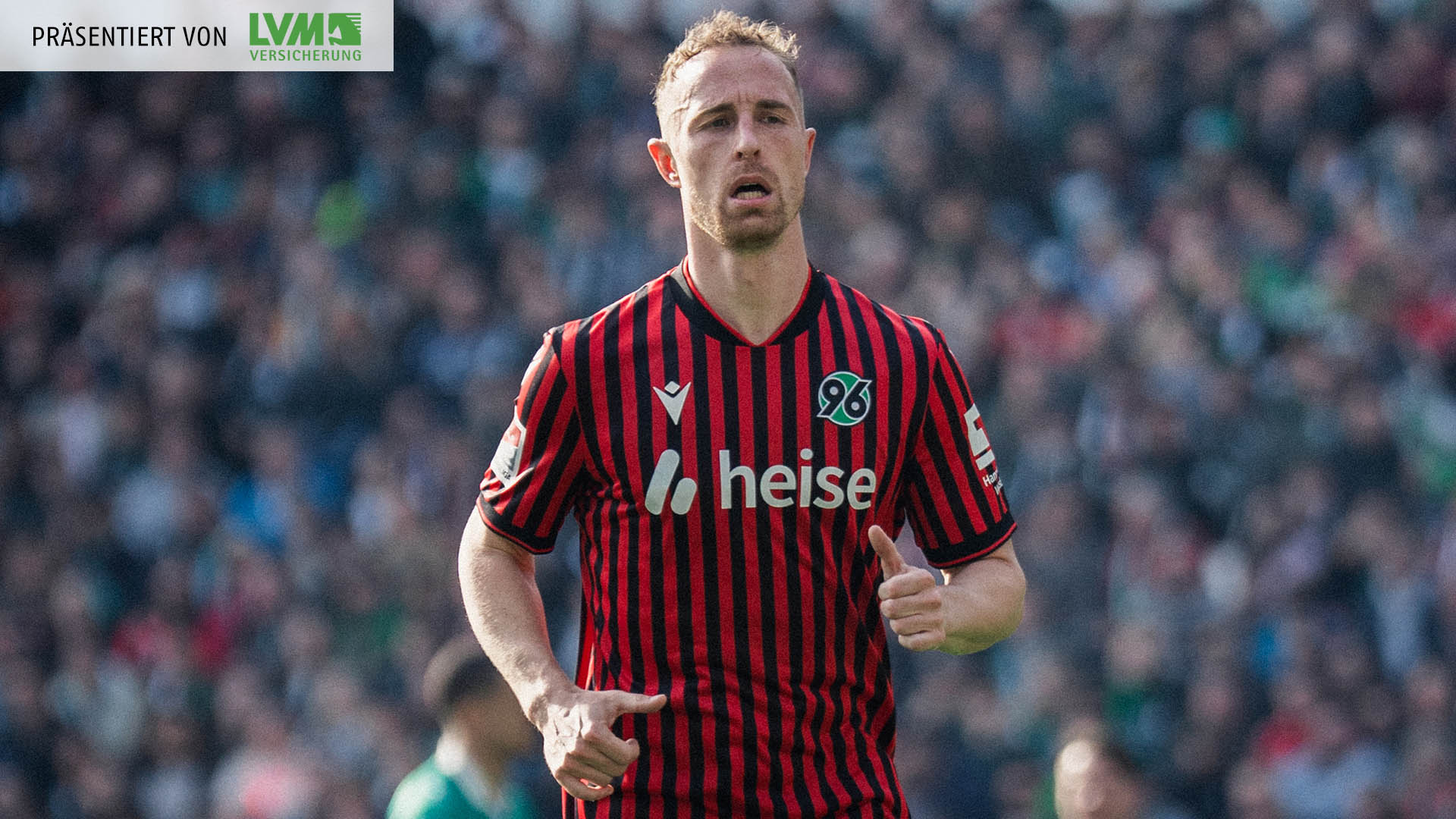 Maurice Neubauer im rot-schwarz gestreiften Trikot.