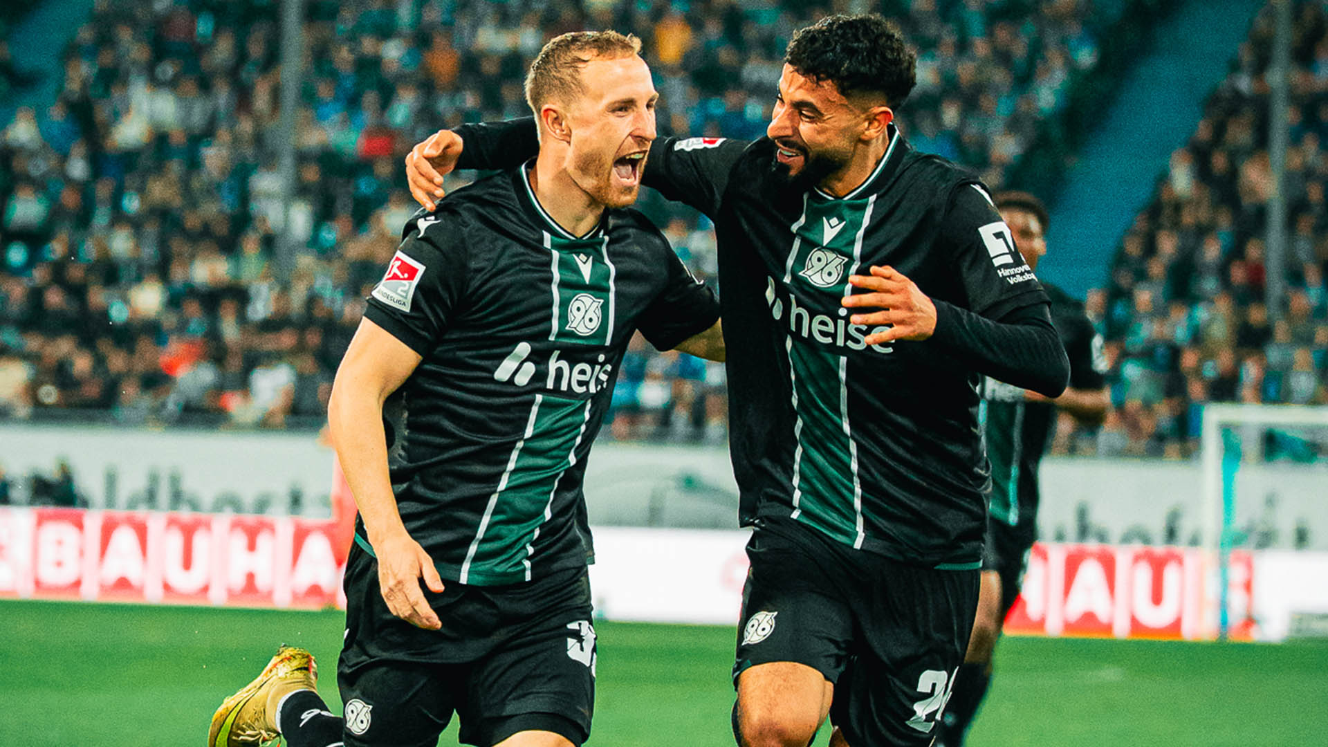 Maurice Neubauer (links) und Elias Saad feiern ein Tor.