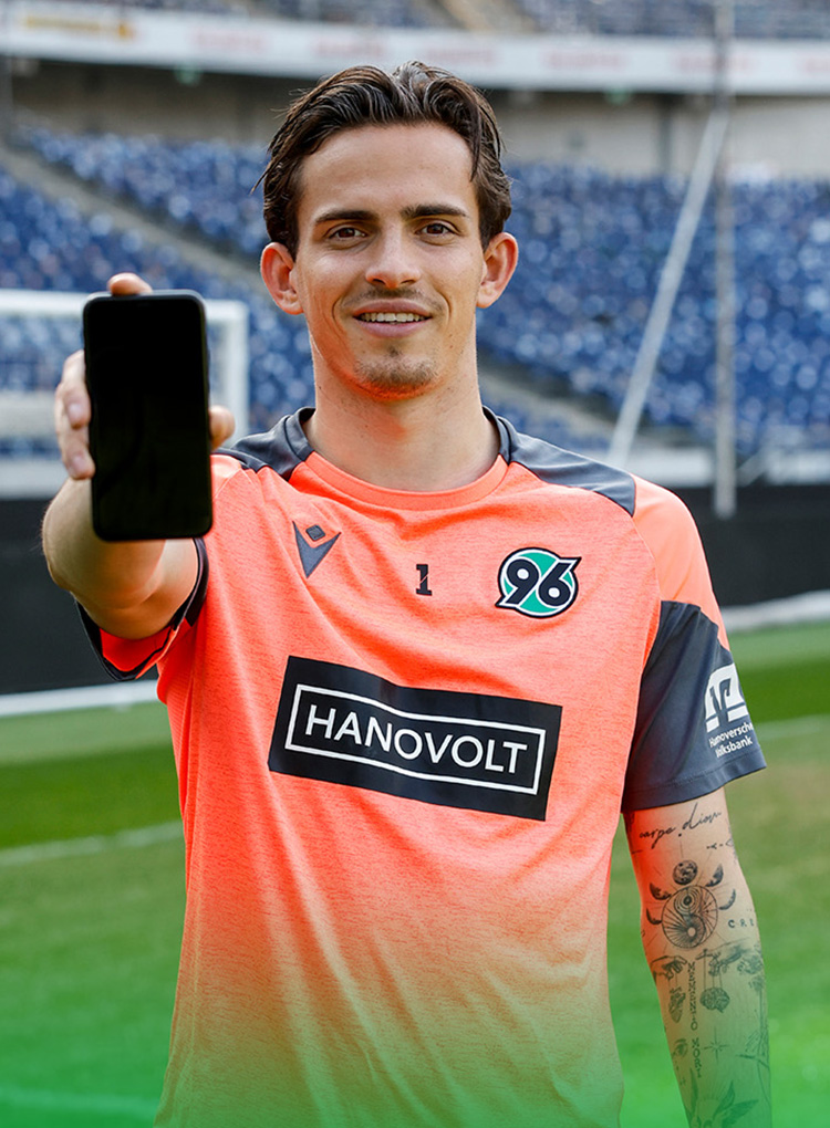 Nahuel Noll zeigt ein Handy in die Kamera.