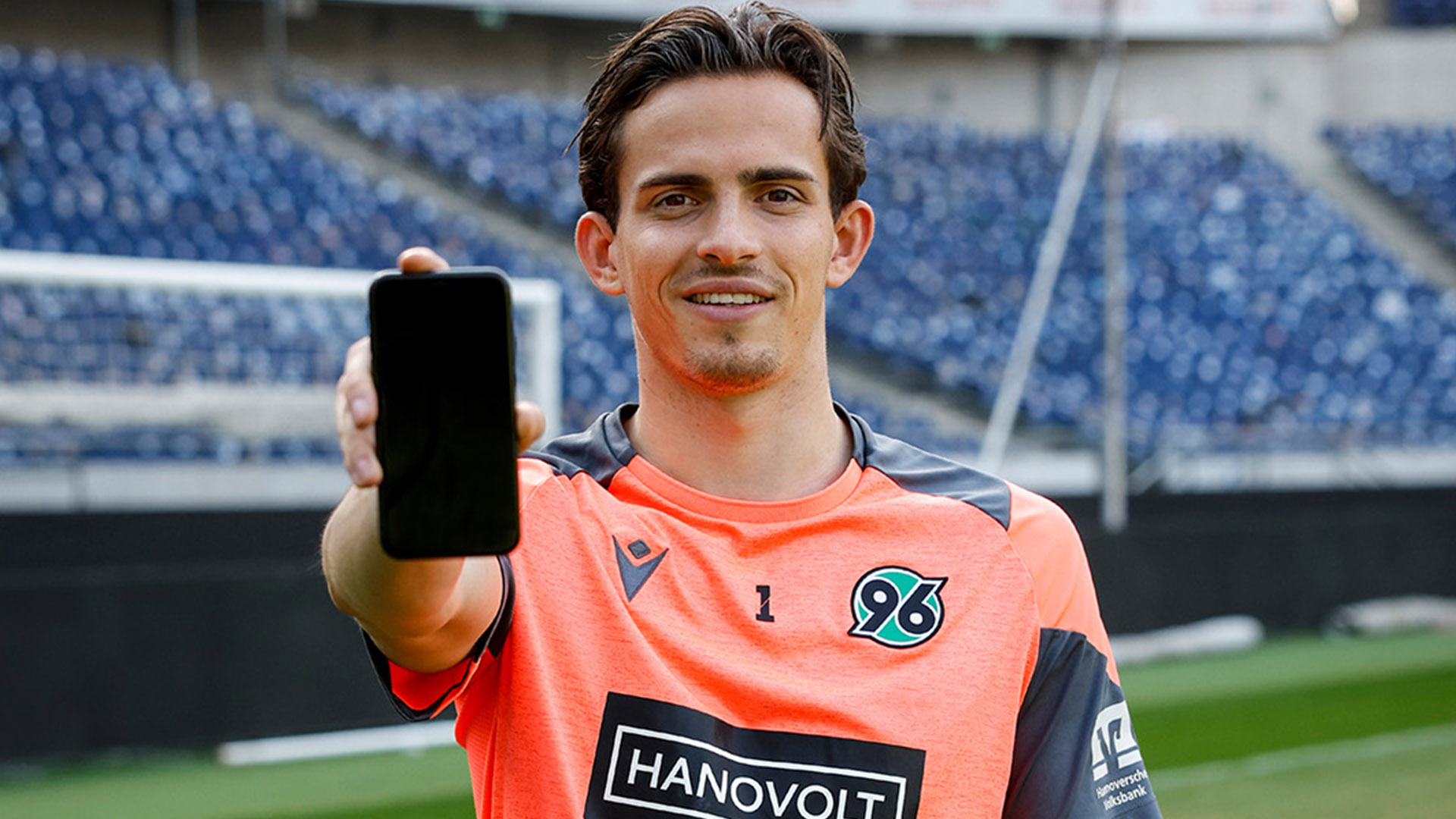Nahuel Noll zeigt ein Handy in die Kamera.