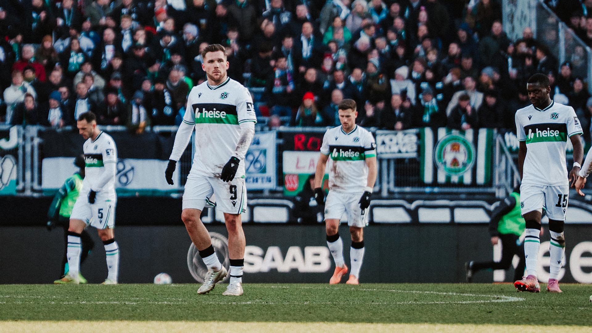 96-Spieler in weißen Trikots.