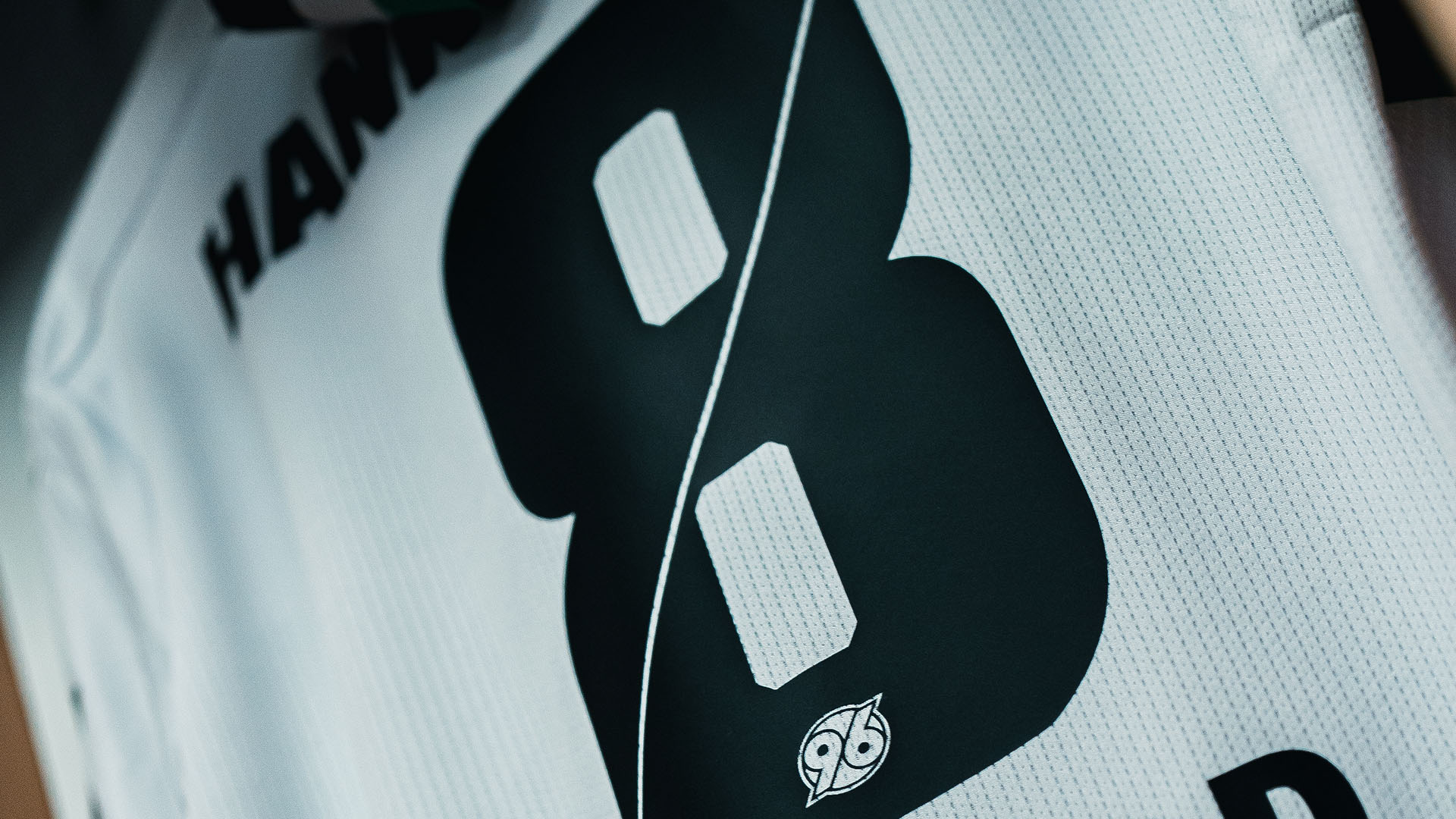 Ein weißes 96-Trikot mit der Rückennummer 8.