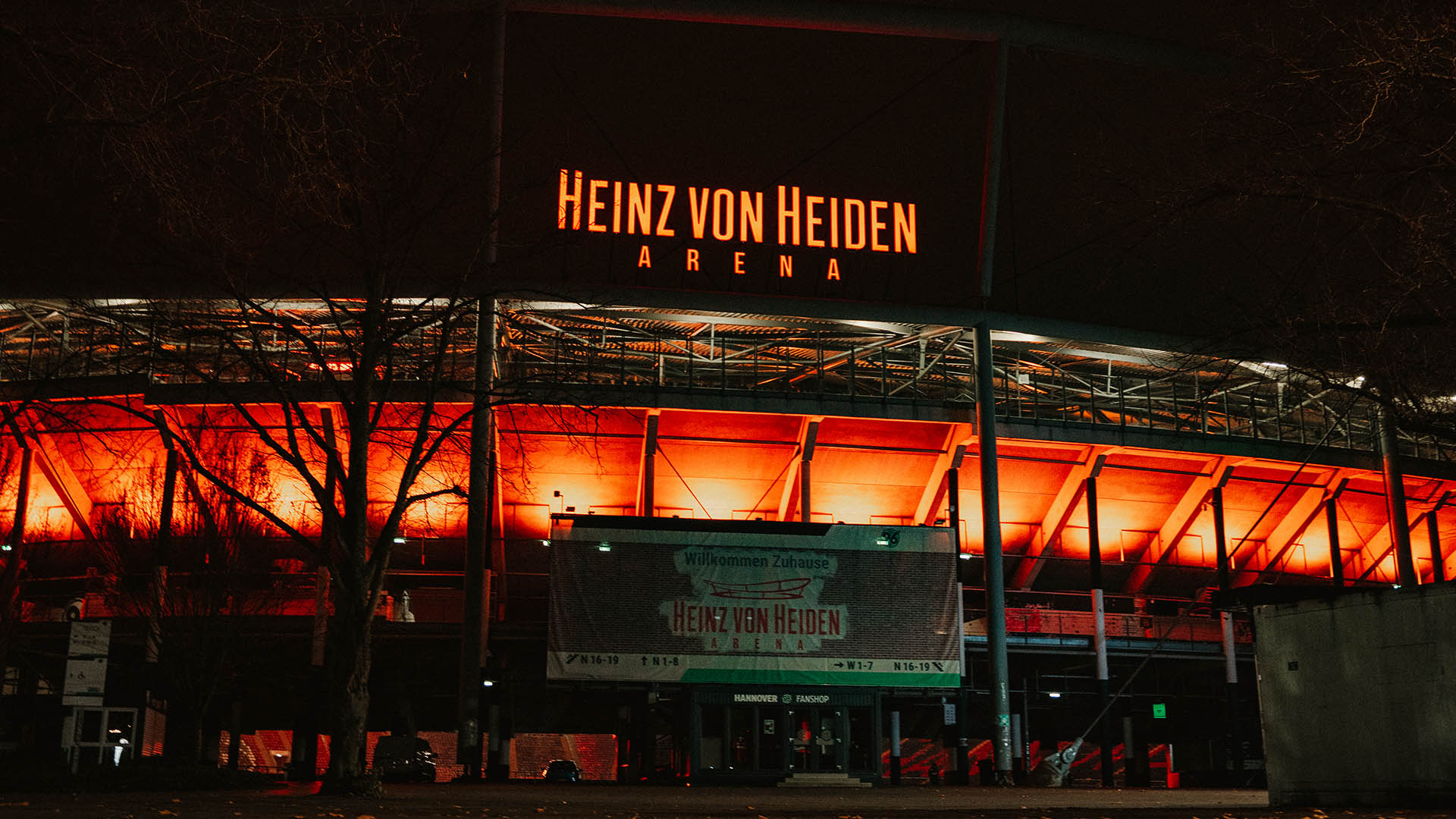96-Stadion orange angeleuchtet.