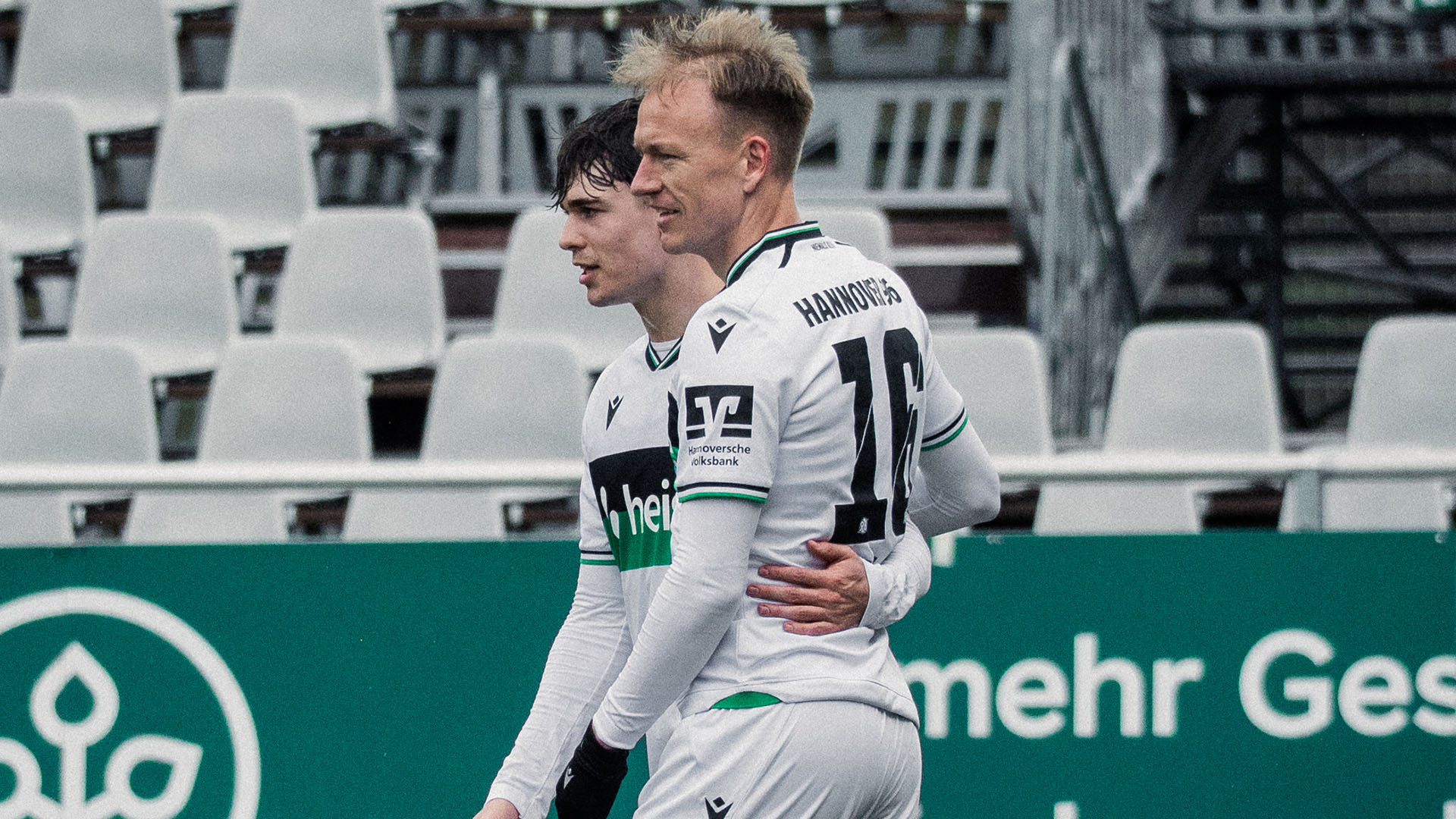 Havard Nielsen und Noah Weißhaupt legen sich die Hand über die Schultern.