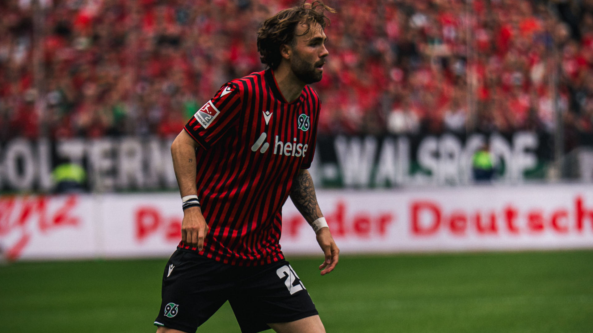 Kolja Oudenne im roten Trikot.