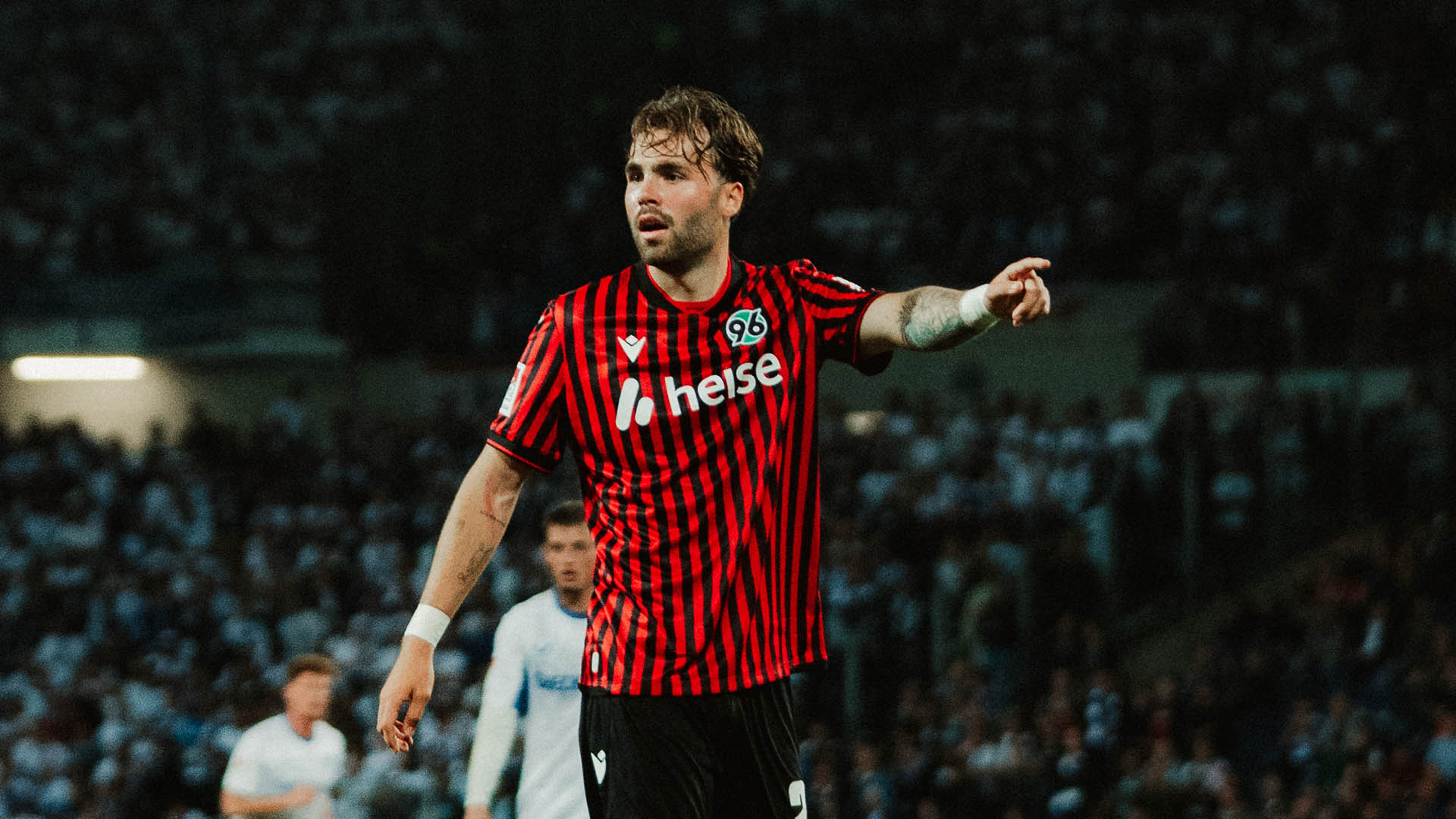 Kolja Oudenne im roten Trikot mit erhobenem Finger. 