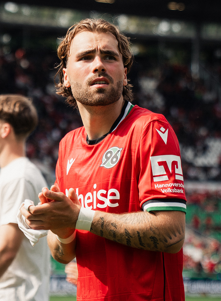 Kolja Oudenne im roten 96-Trikot klatscht in die Hände.