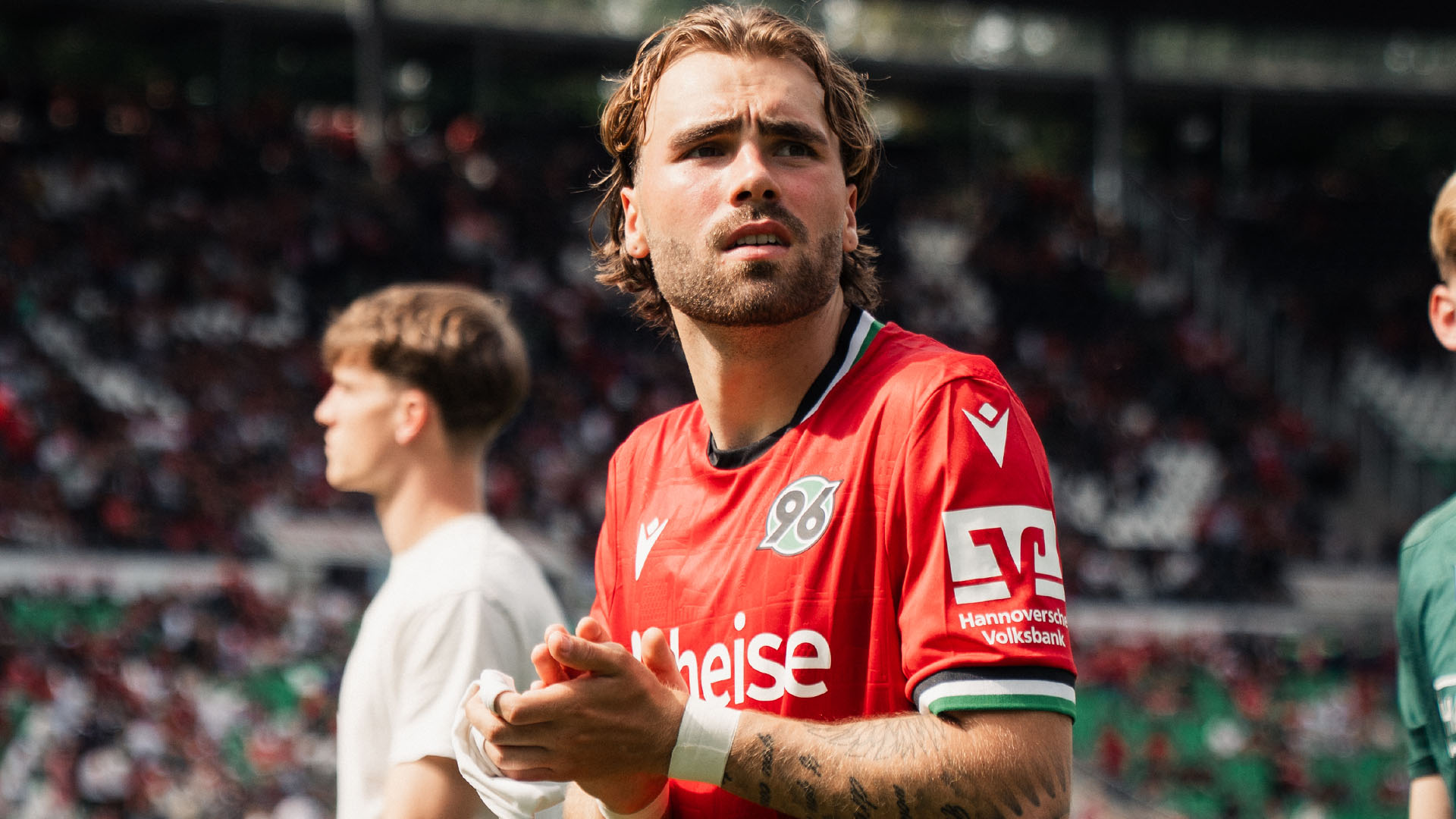 Kolja Oudenne im roten 96-Trikot klatscht in die Hände.