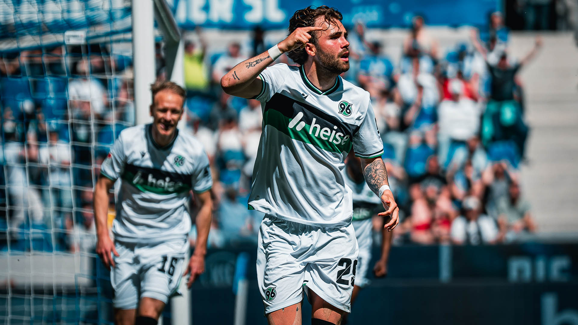 Kolja Oudenne bejubelt sein Tor.