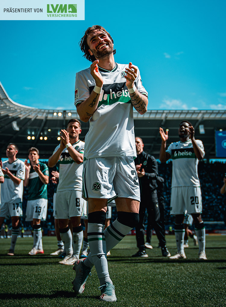 Kolja Oudenne lächelt und klatscht in die Hände.