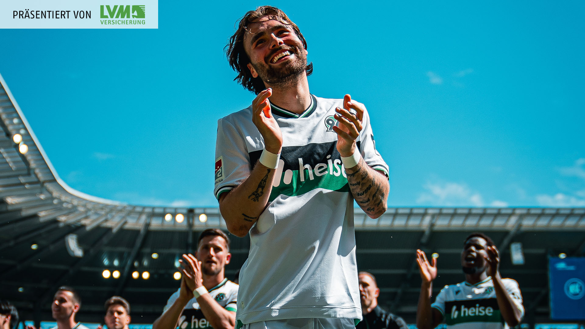 Kolja Oudenne lächelt und klatscht in die Hände.