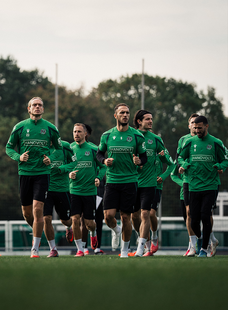 Eine Laufgruppe aus 96-Spielern auf dem Trainingsplatz.