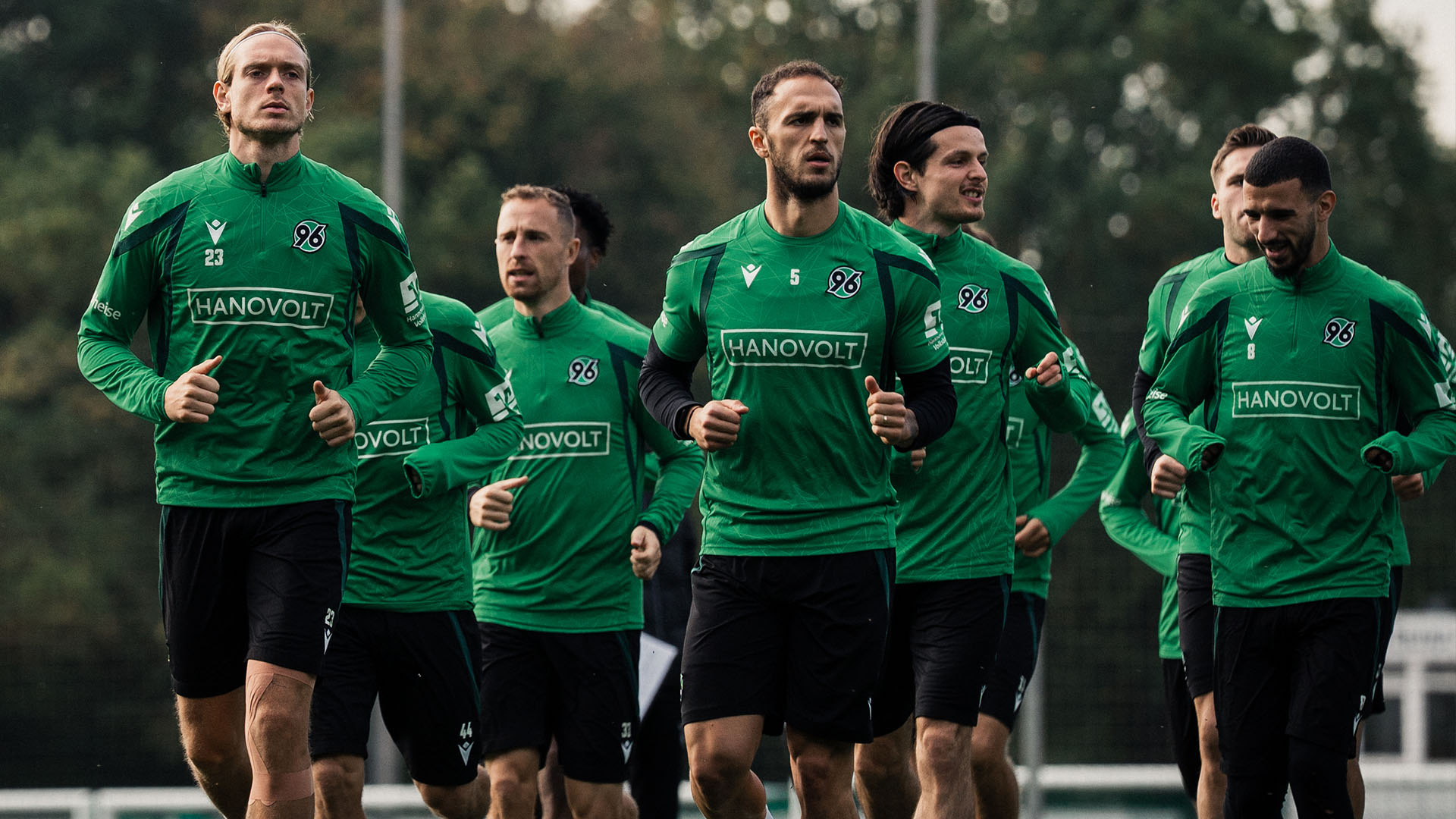 Eine Laufgruppe aus 96-Spielern auf dem Trainingsplatz.