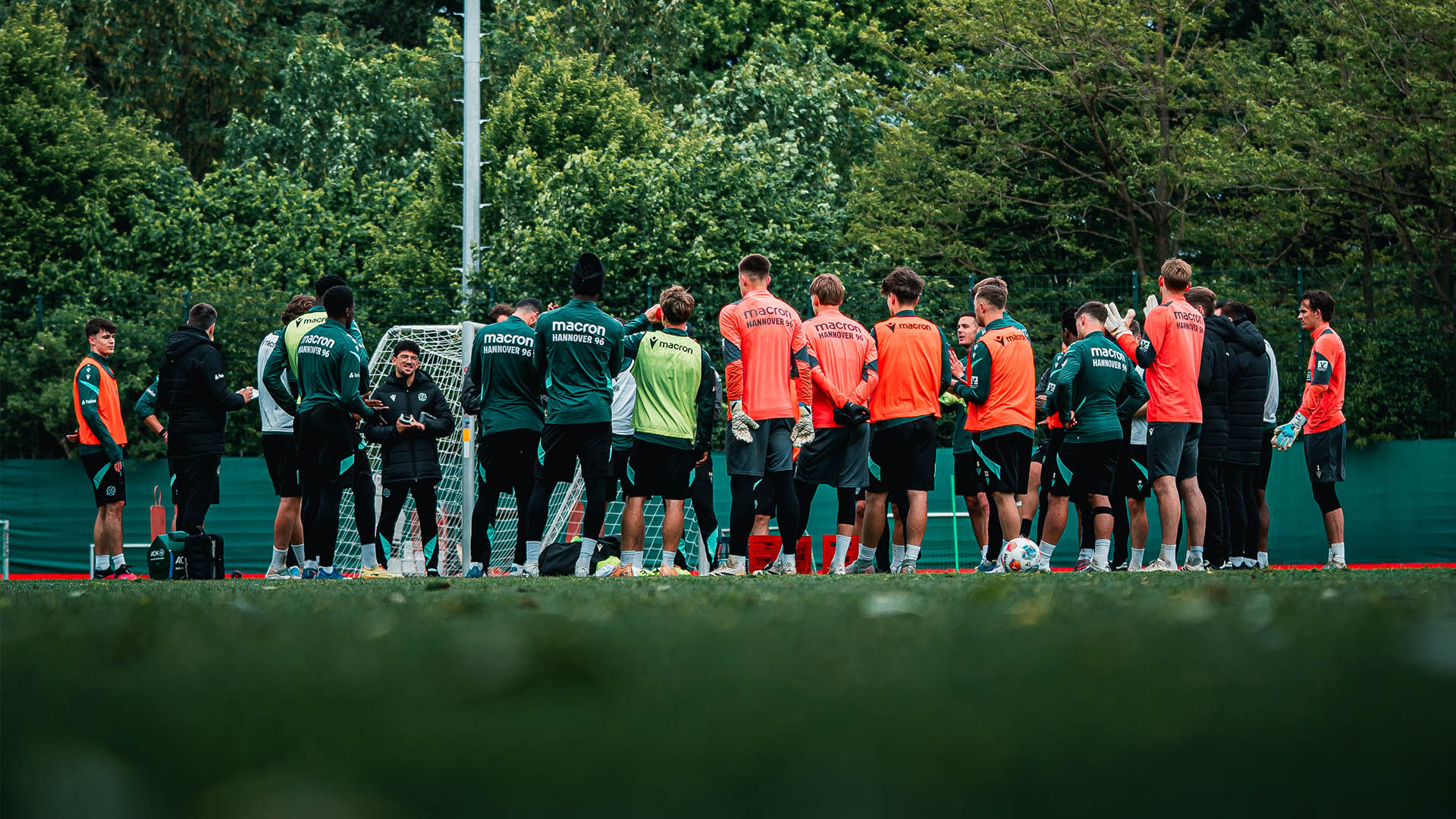 Ein Mannschaftskreis auf dem Trainingsplatz.