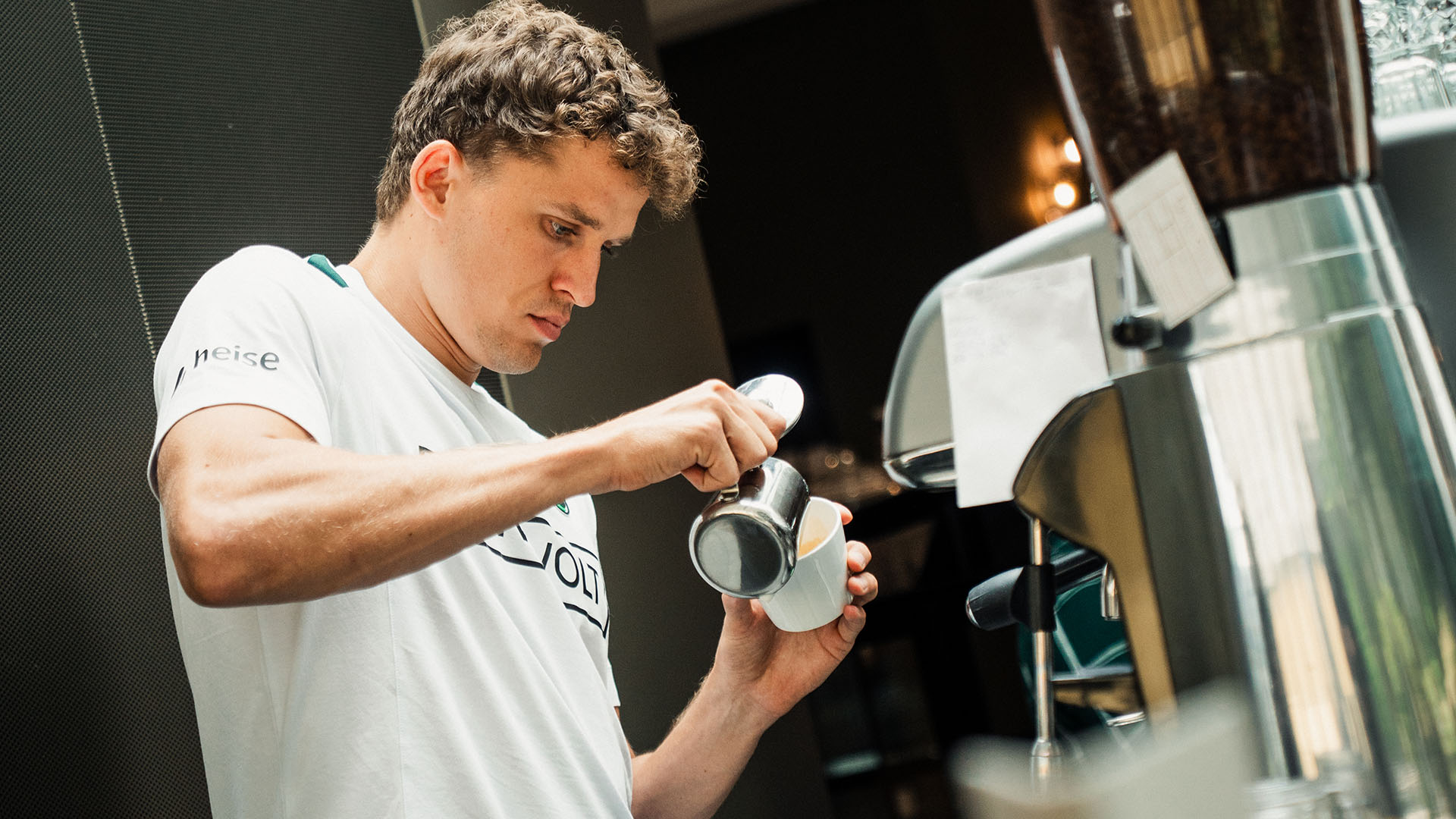 Benedikt Pichler schäumt Milch auf.