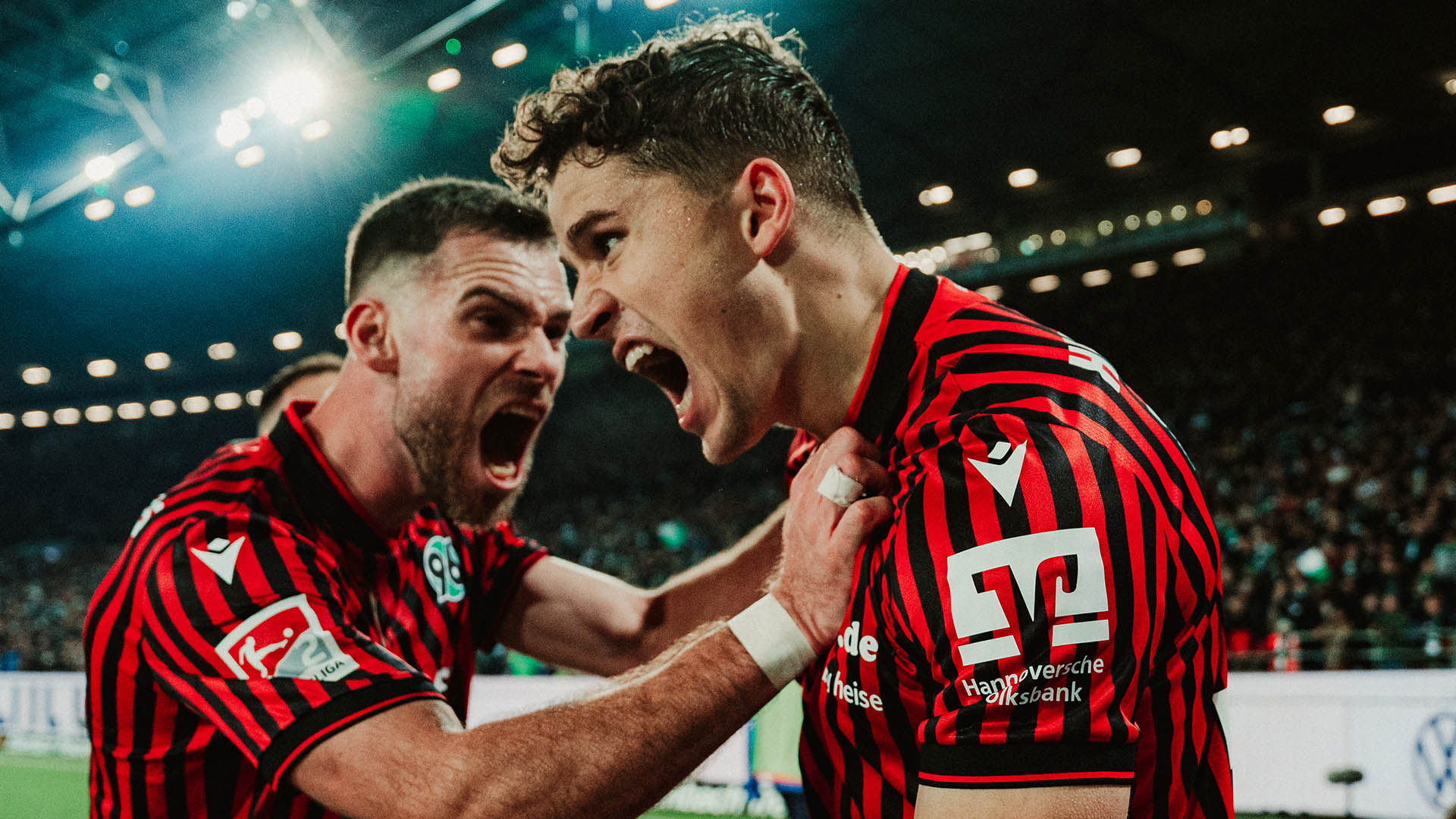 Tomiak und Pichler freuen sich schreiend über ein Tor.