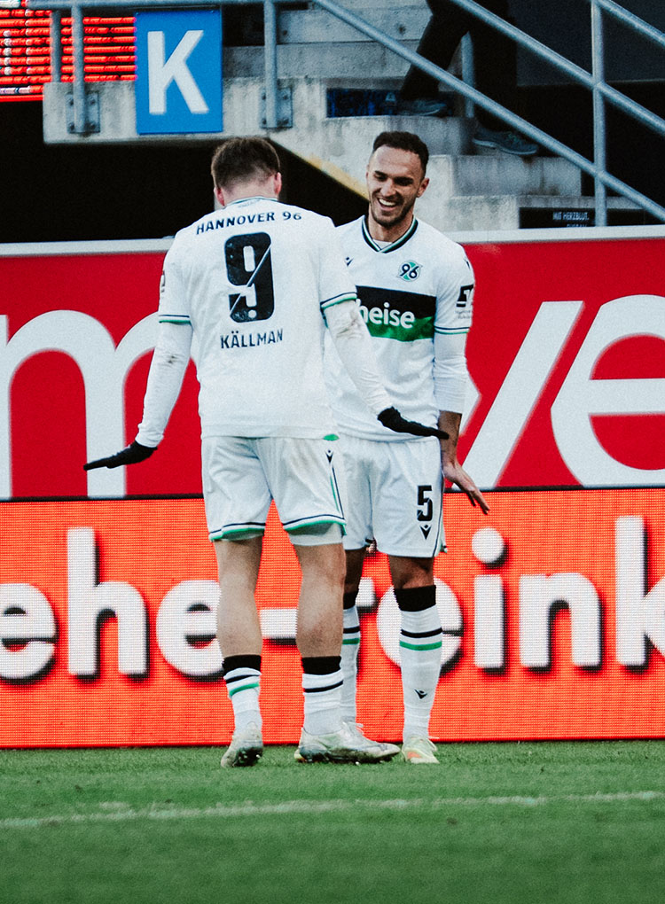 Källman und Ghita machen den Pinguin-Jubel.