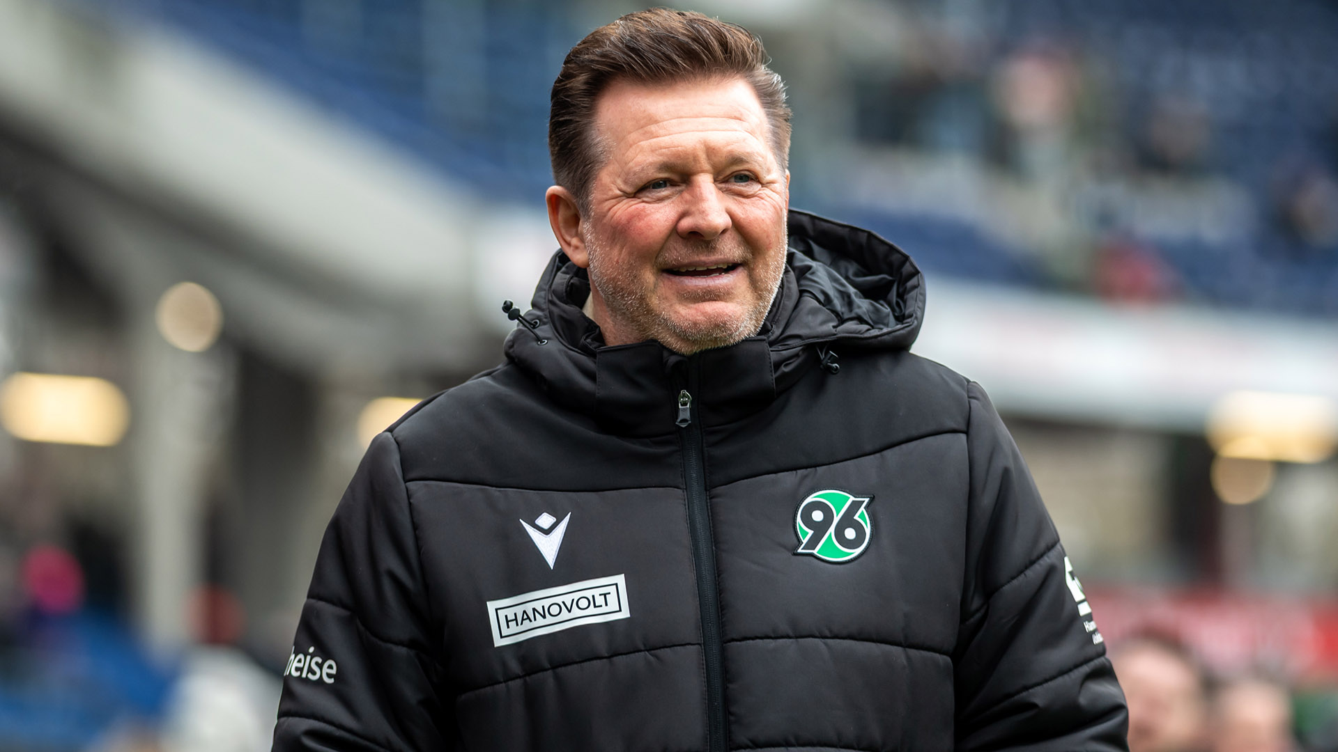 Christian Titz lächelnd im Stadion.