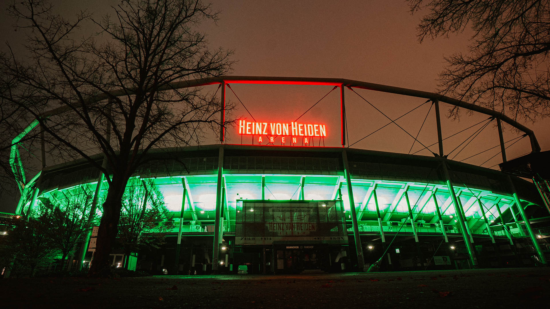 Die Heinz von Heiden Arena im Dunklen.