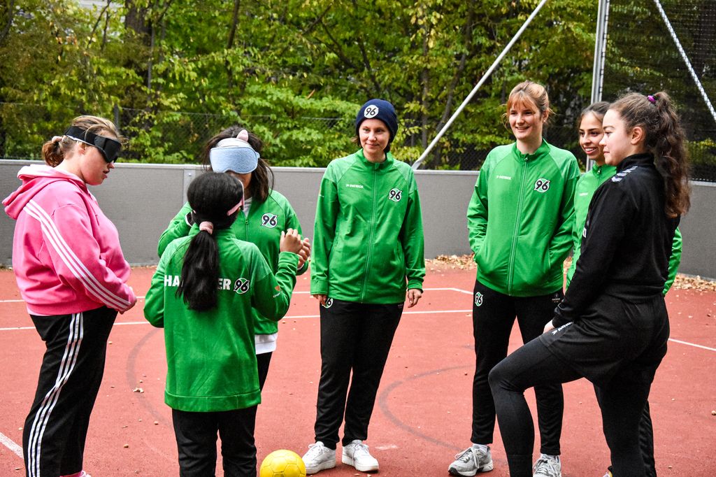 Die SpielerInnen bekommen Anweisungen von der Trainerin.