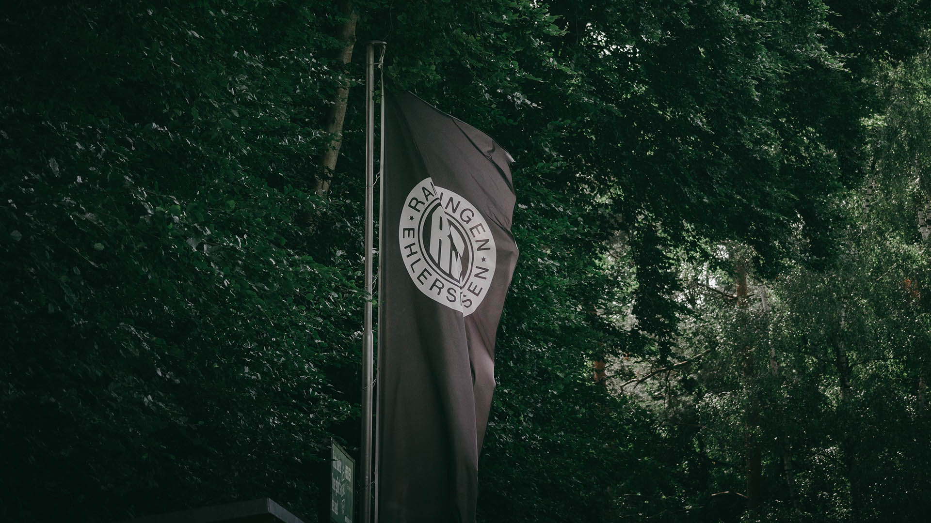 Eine Fahne mit dem Logo des SV Ramlingen-Ehlershausen.