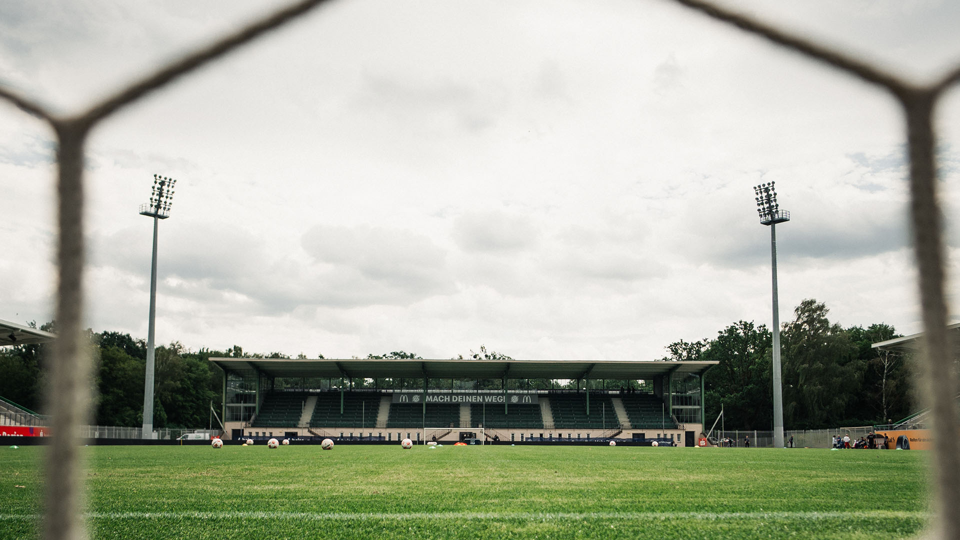 Das Eilenriedestadion mit zwei Leuchtmasten.
