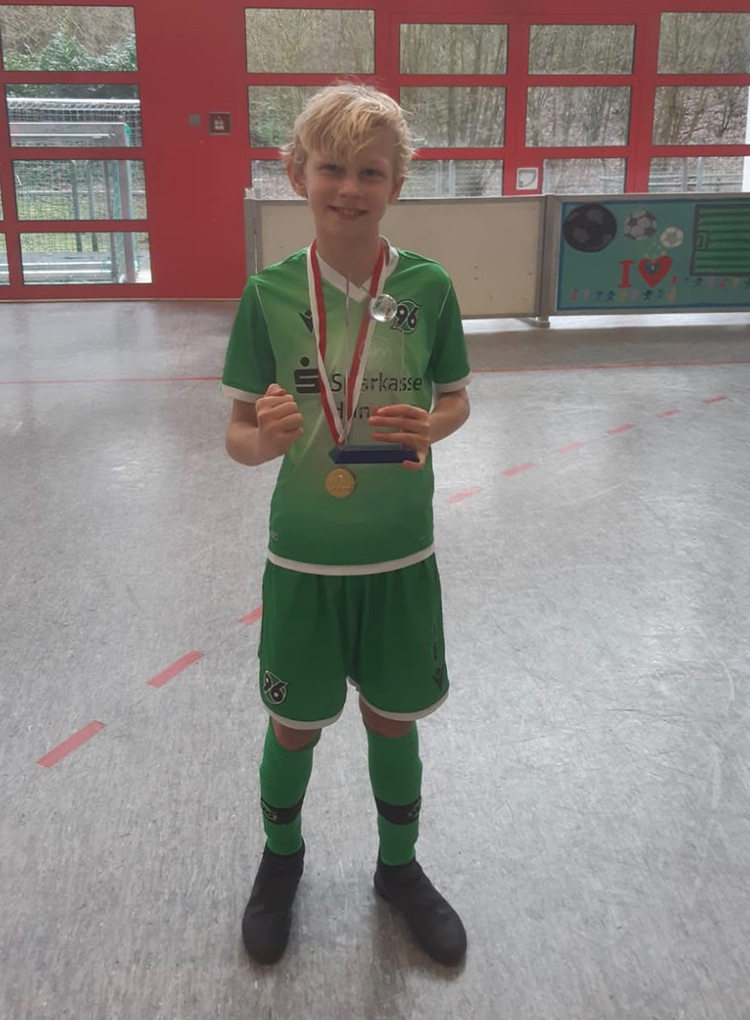 Jasper Reinhold als Kind im grünen 96-Trikot.