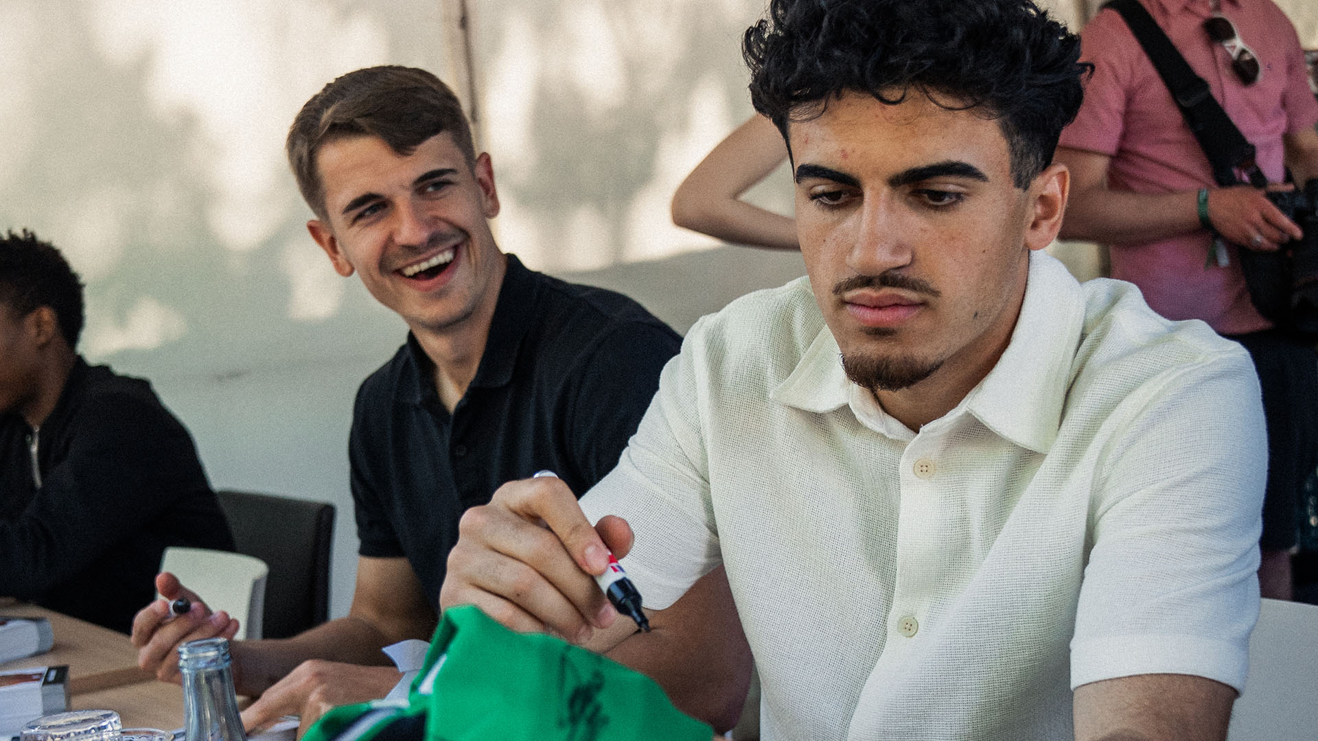Chakorun und Nawrocki schreiben Autogramme.