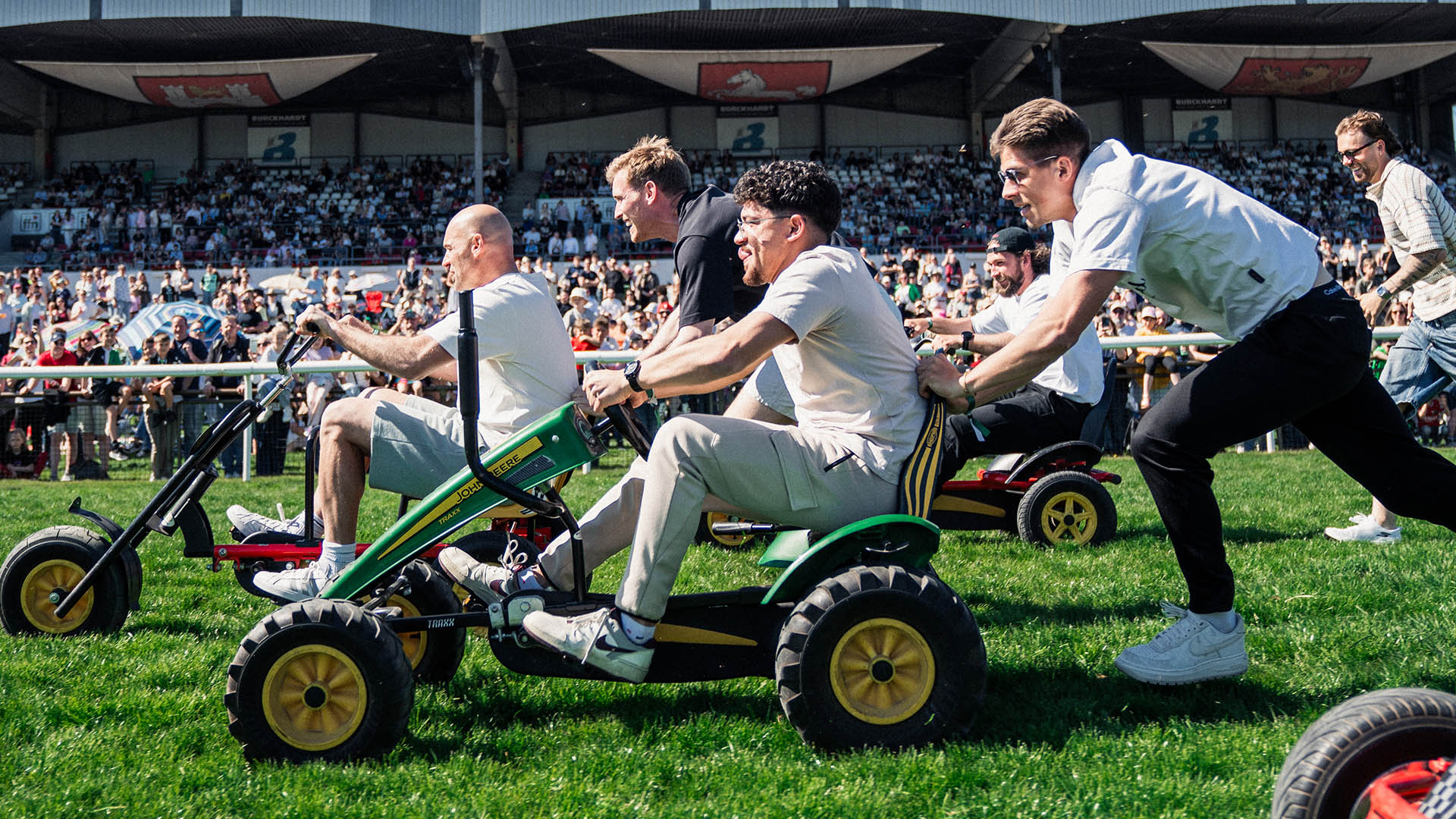 96-Spieler machen ein Kettcar-Rennen.