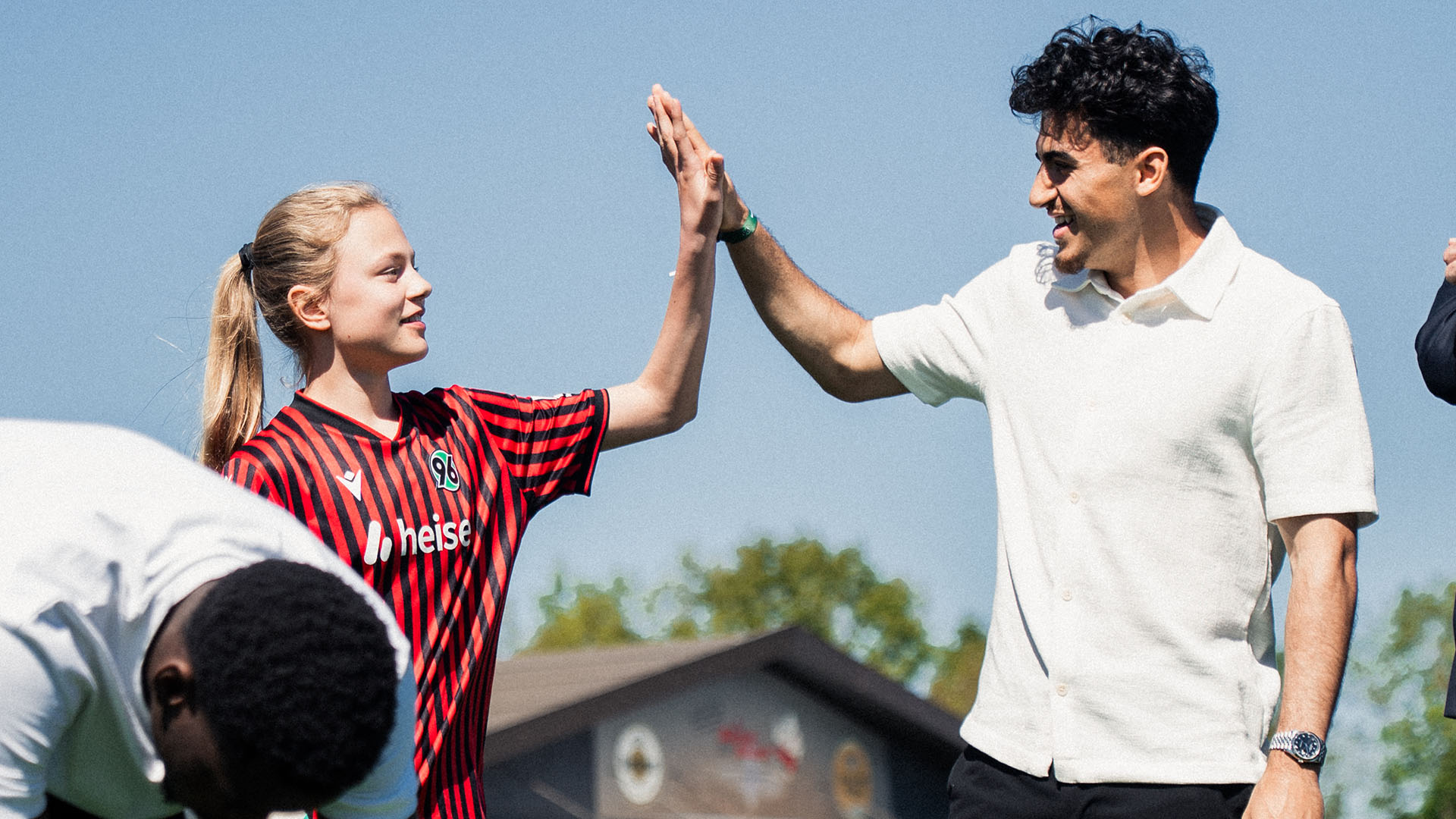 Husseyn Chakroun klatscht mit einem Mädchen ab.