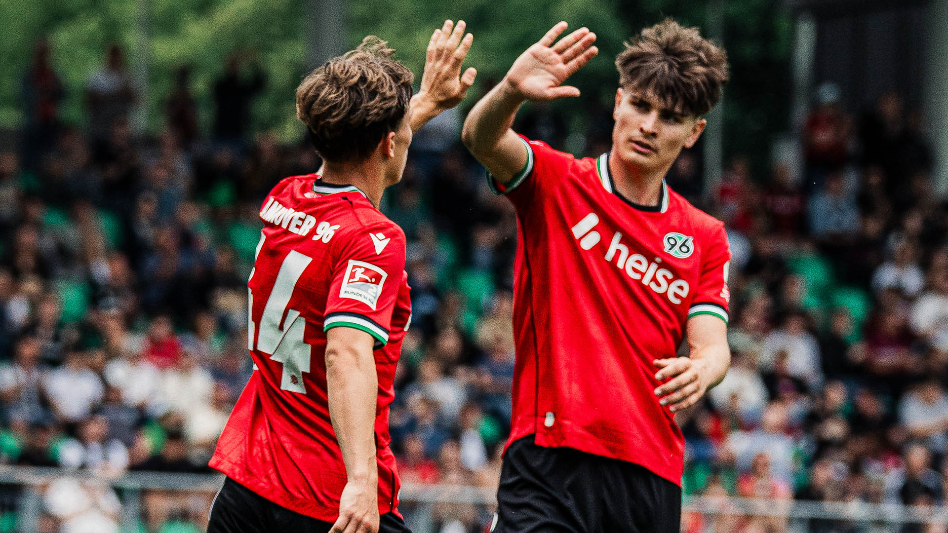 Tom Hobrecht (links) und Alexander Vogel klatschen ab.