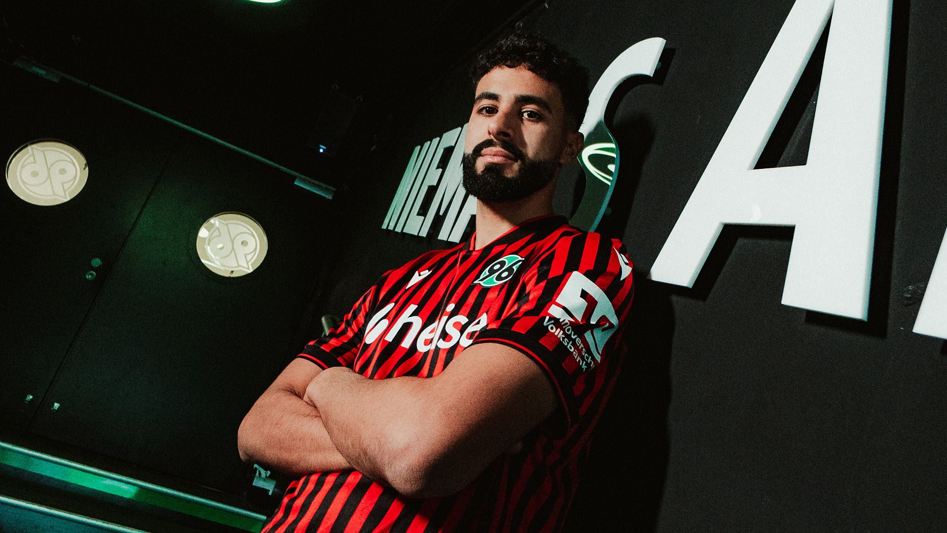 Elias Saad im Spielertunnel.