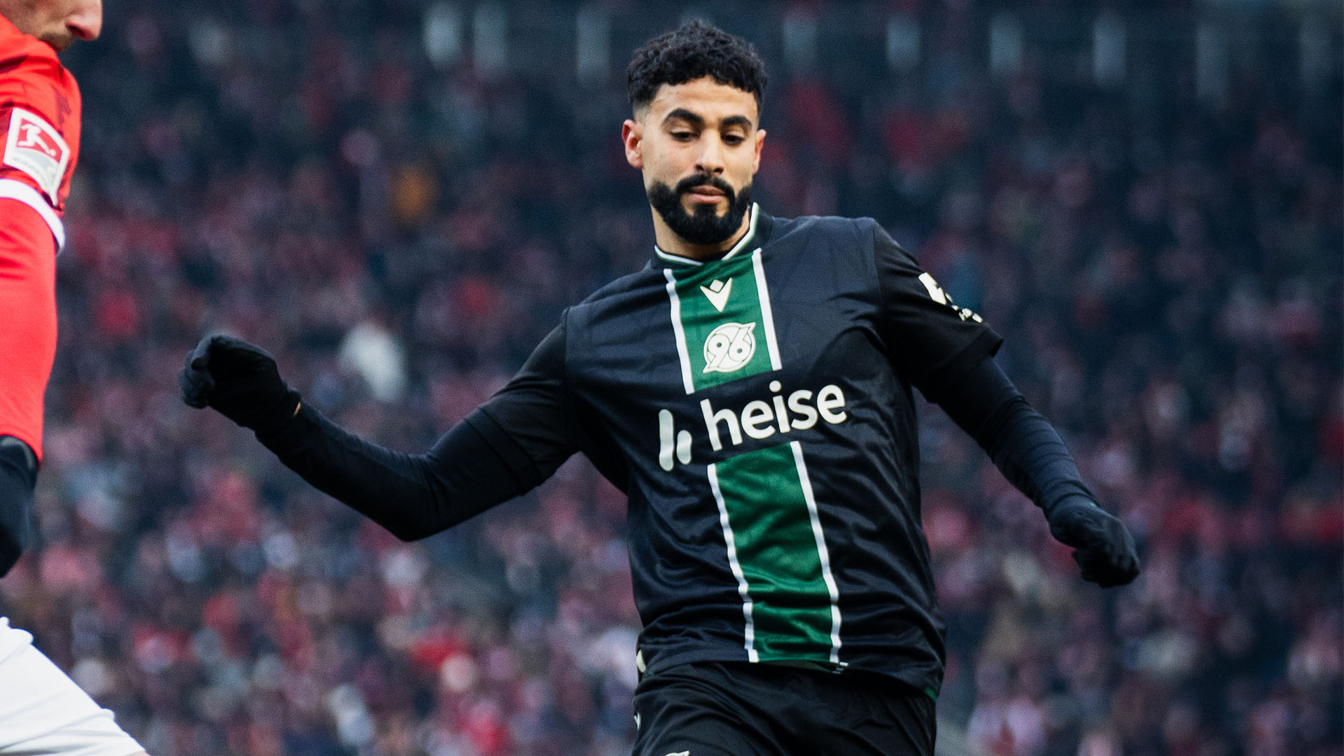 Elias Saad im Dribbling.