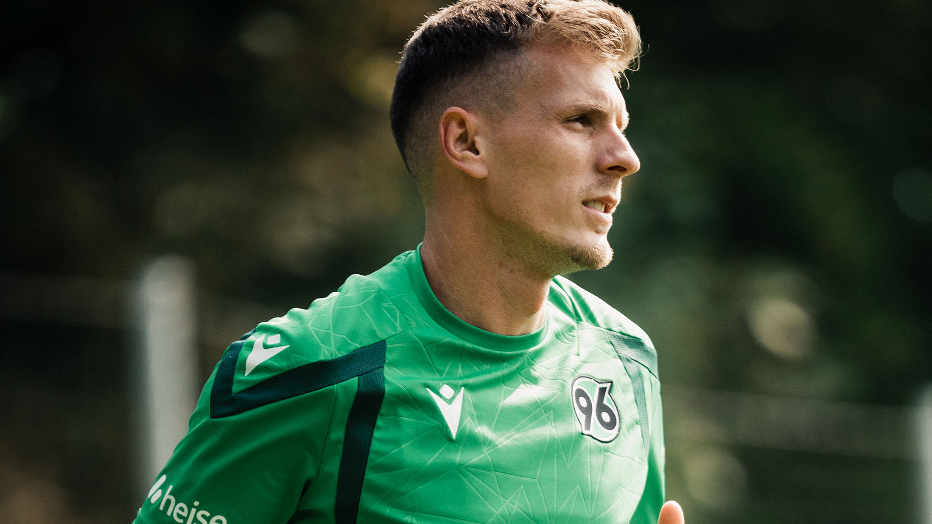 Sahiti in grünem Trainingsshirt.