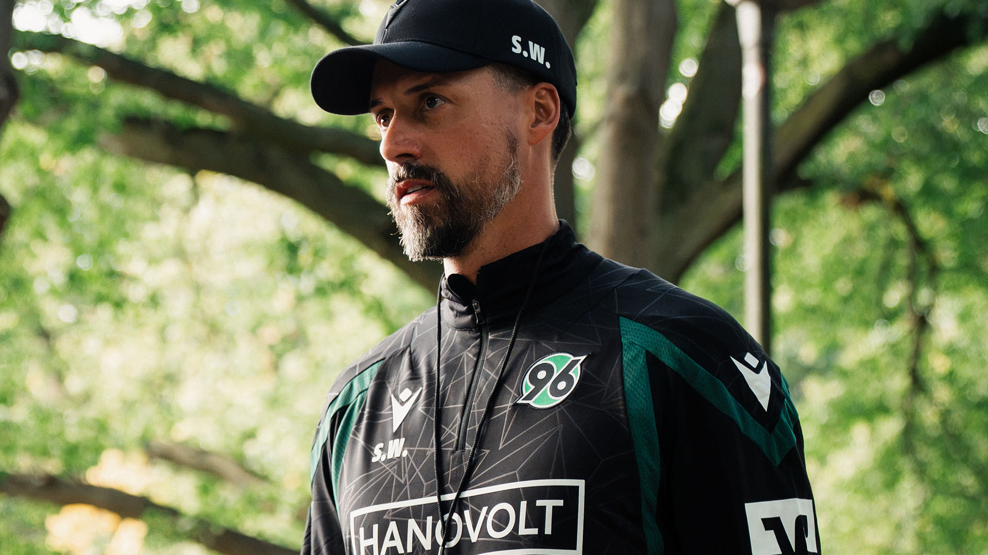 Sandro Wagner mit Cap und in Trainingsklamotten.
