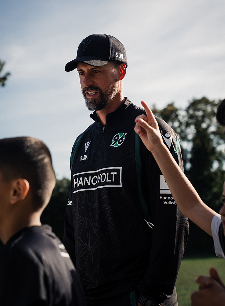 Sandro Wagner mit KKids auf dem Trainingsplatz.