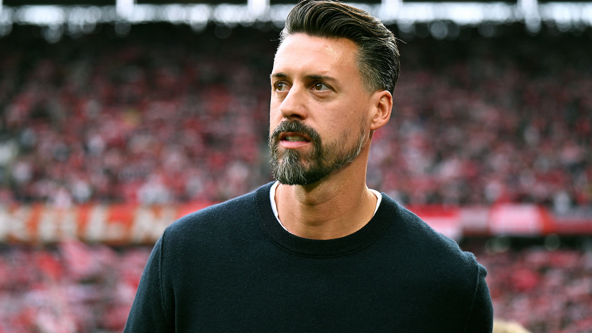 Portraitbild von Sandro Wagner im Stadion.