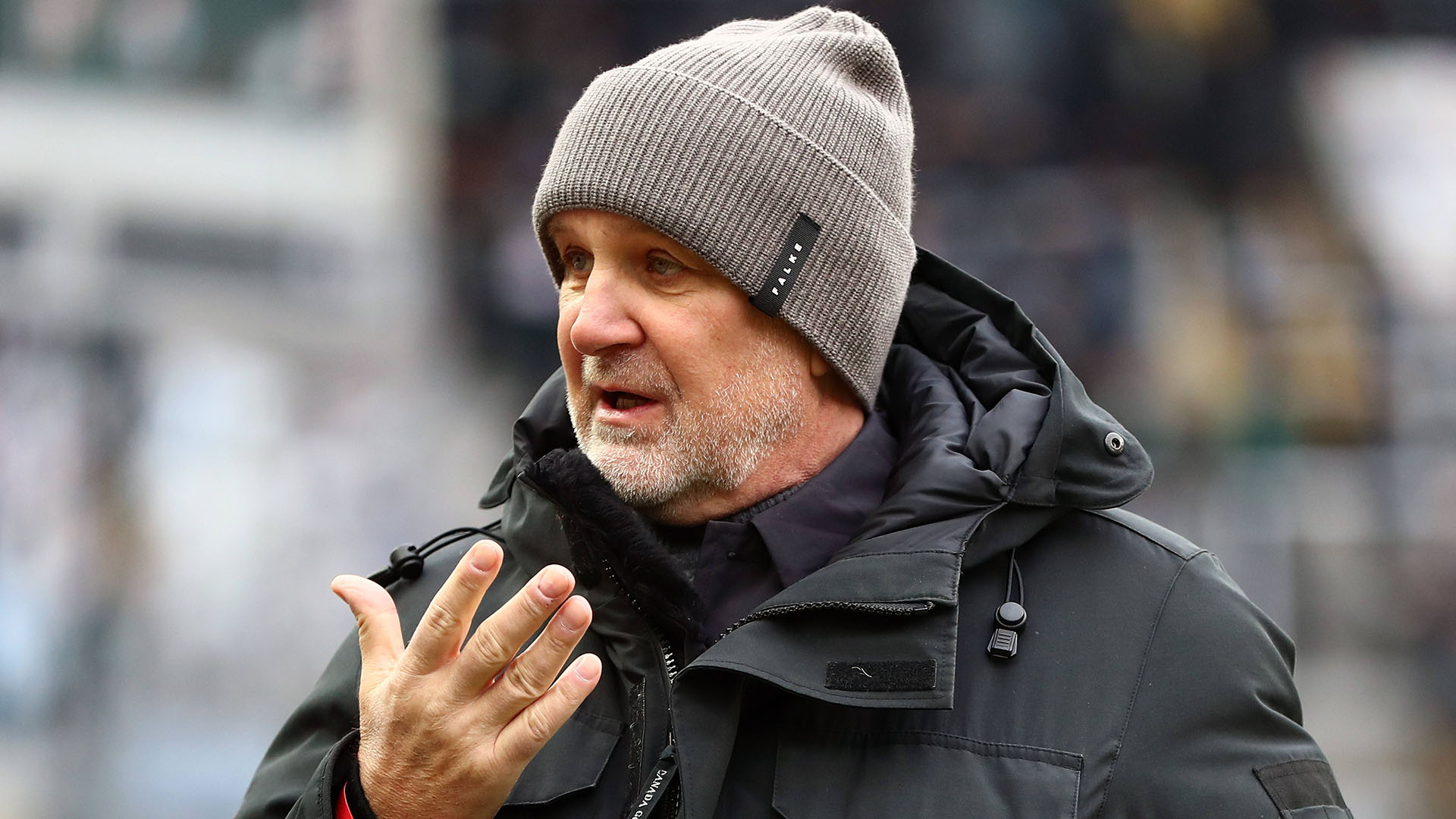 Jörg Schmadtke gestikuliert.