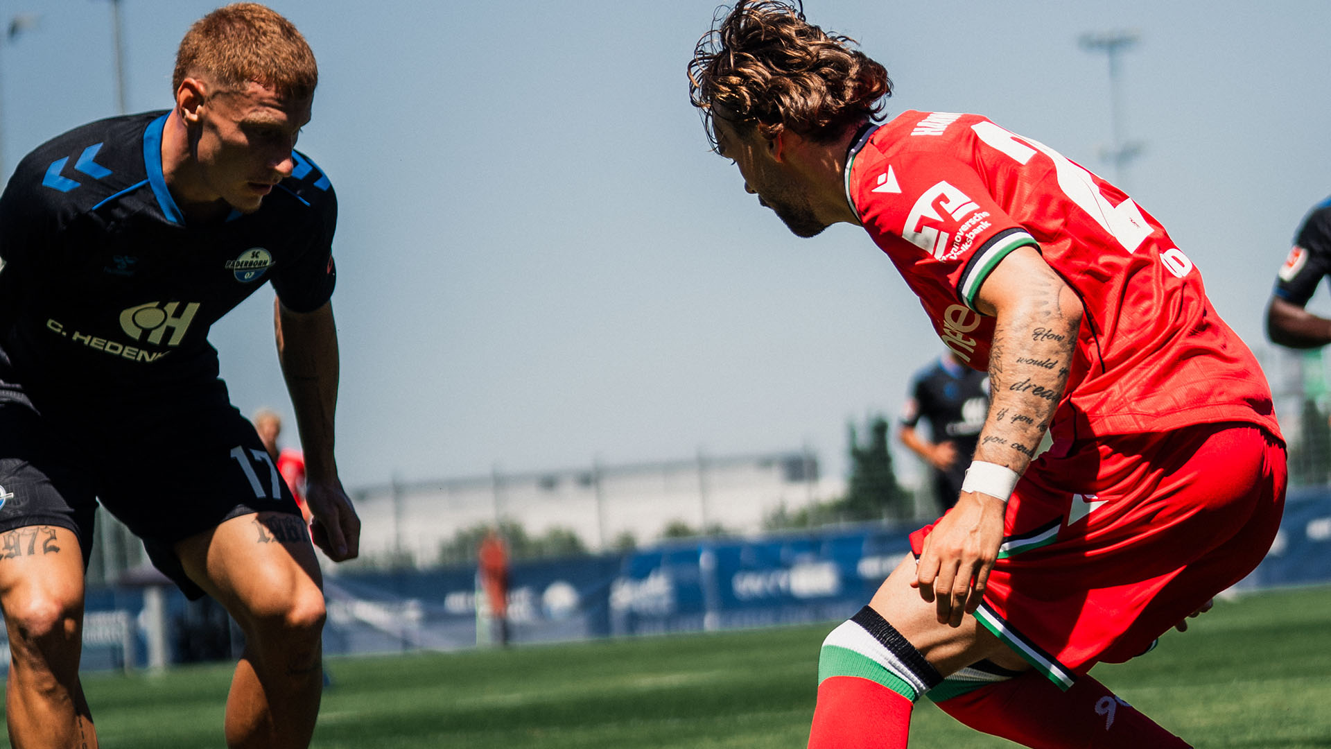 Kolja Oudenne im Dribbling gegen Laurin Curda.